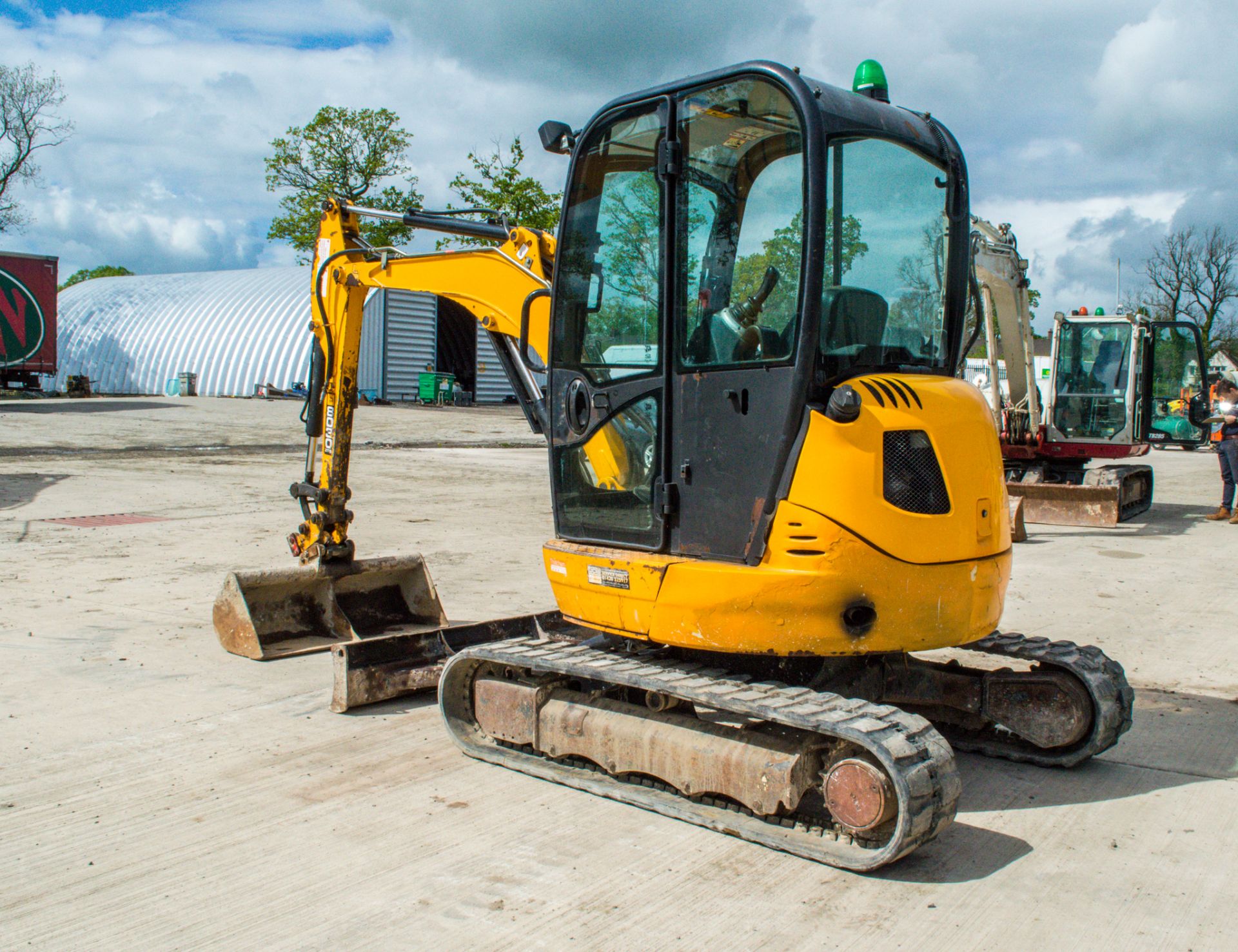 JCB 8030 ZTS 3 tonne rubber tracked mini excavator Year: 2015 S/N: 2432305 Recorded hours: 2702 - Image 4 of 21