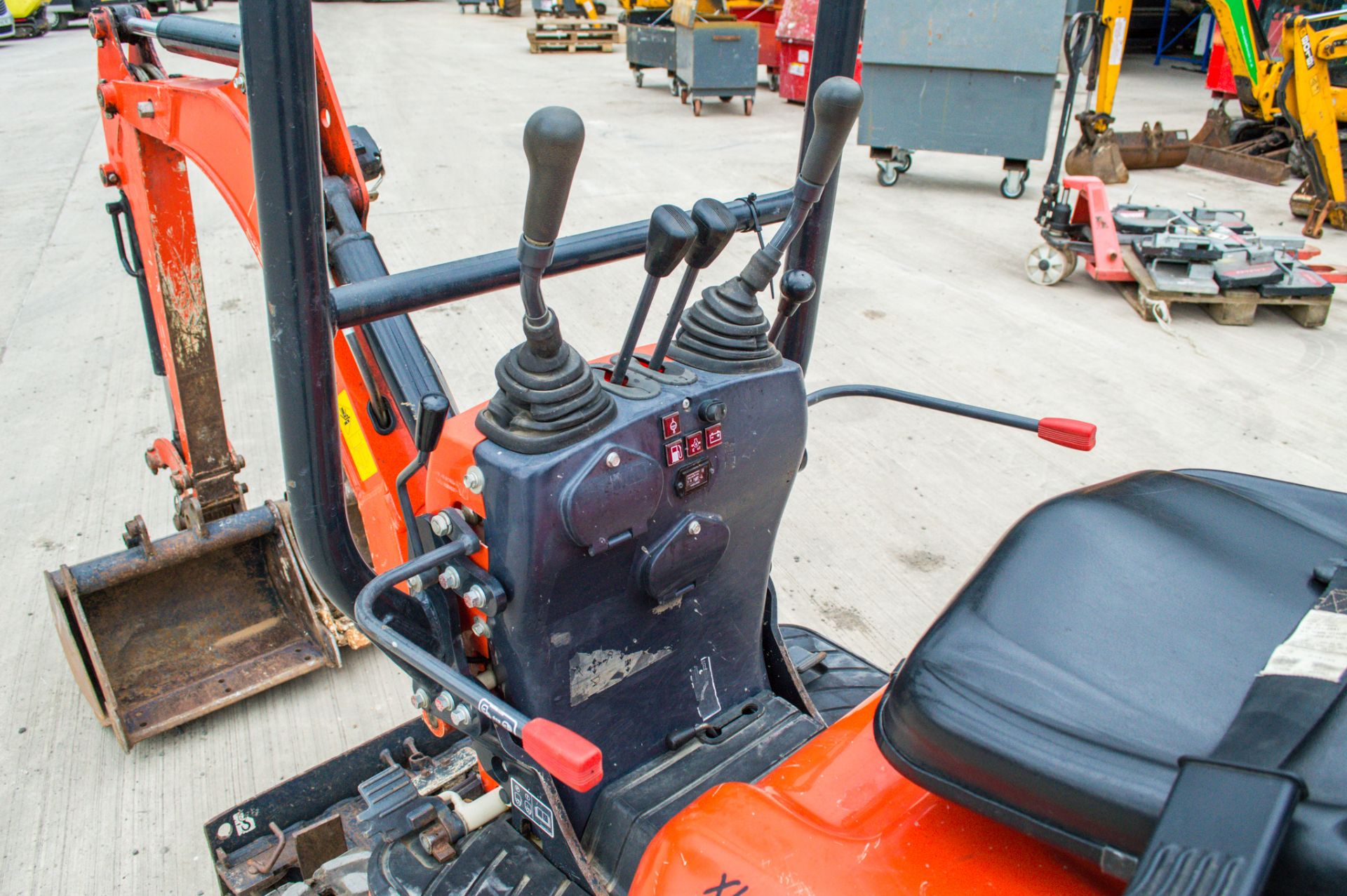 Kubota K008-3 0.8 tonne rubber tracked micro excavator Year: 2018 S/N: 31059 Recorded Hours: 767 - Image 18 of 20