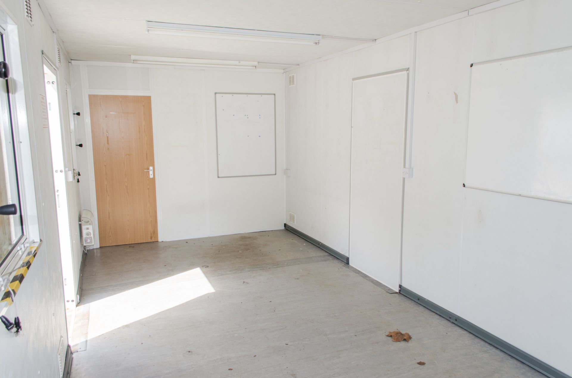 32 ft x 10 ft steel anti vandal jack leg office site unit Comprising of: Office/canteen area & - Image 6 of 7