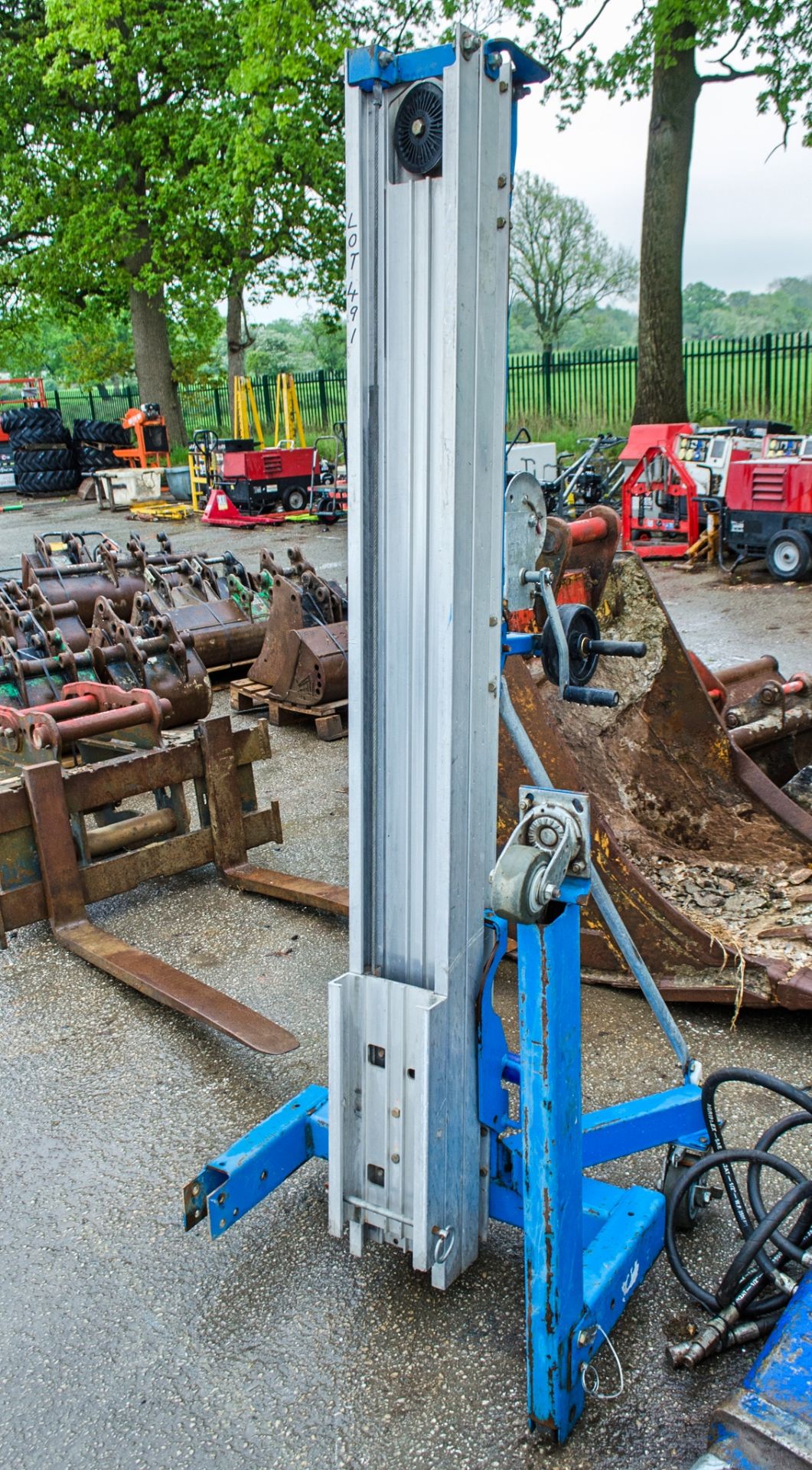 Genie manual hoist ** In disrepair **