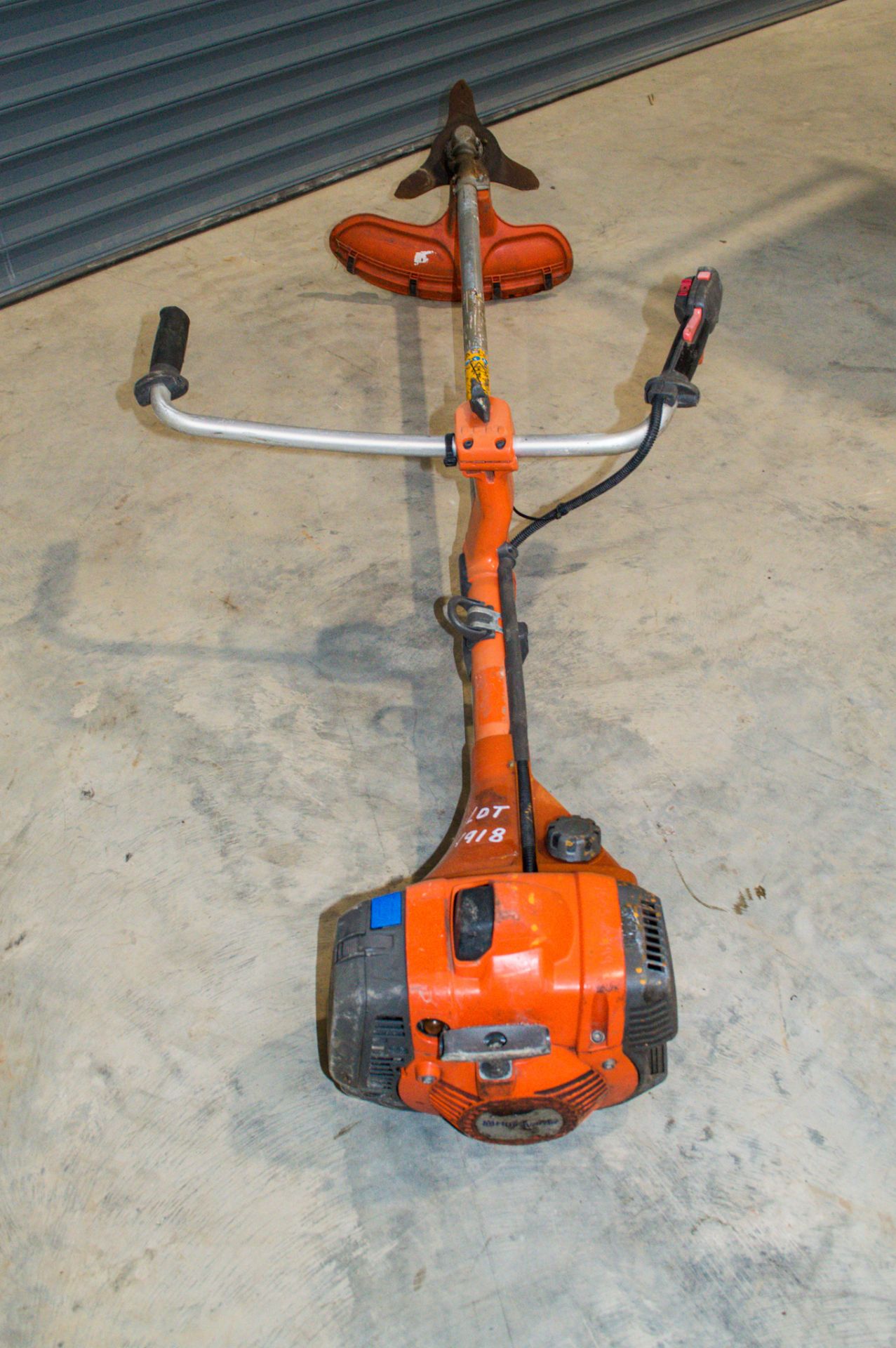 Husqvarna petrol driven strimmer 16030999 - Image 2 of 2