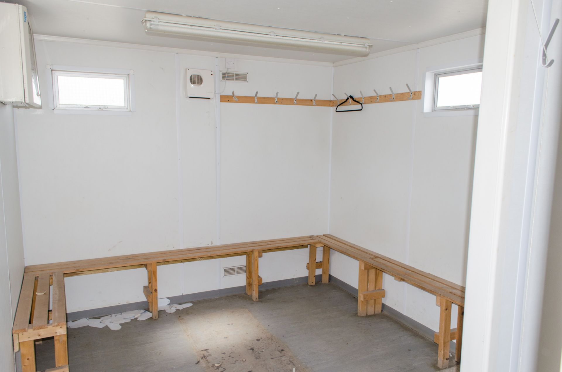 32 ft x 10 ft steel jack leg shower site unit Comprising of 8 - showers & changing area BBA1684 - Image 5 of 14
