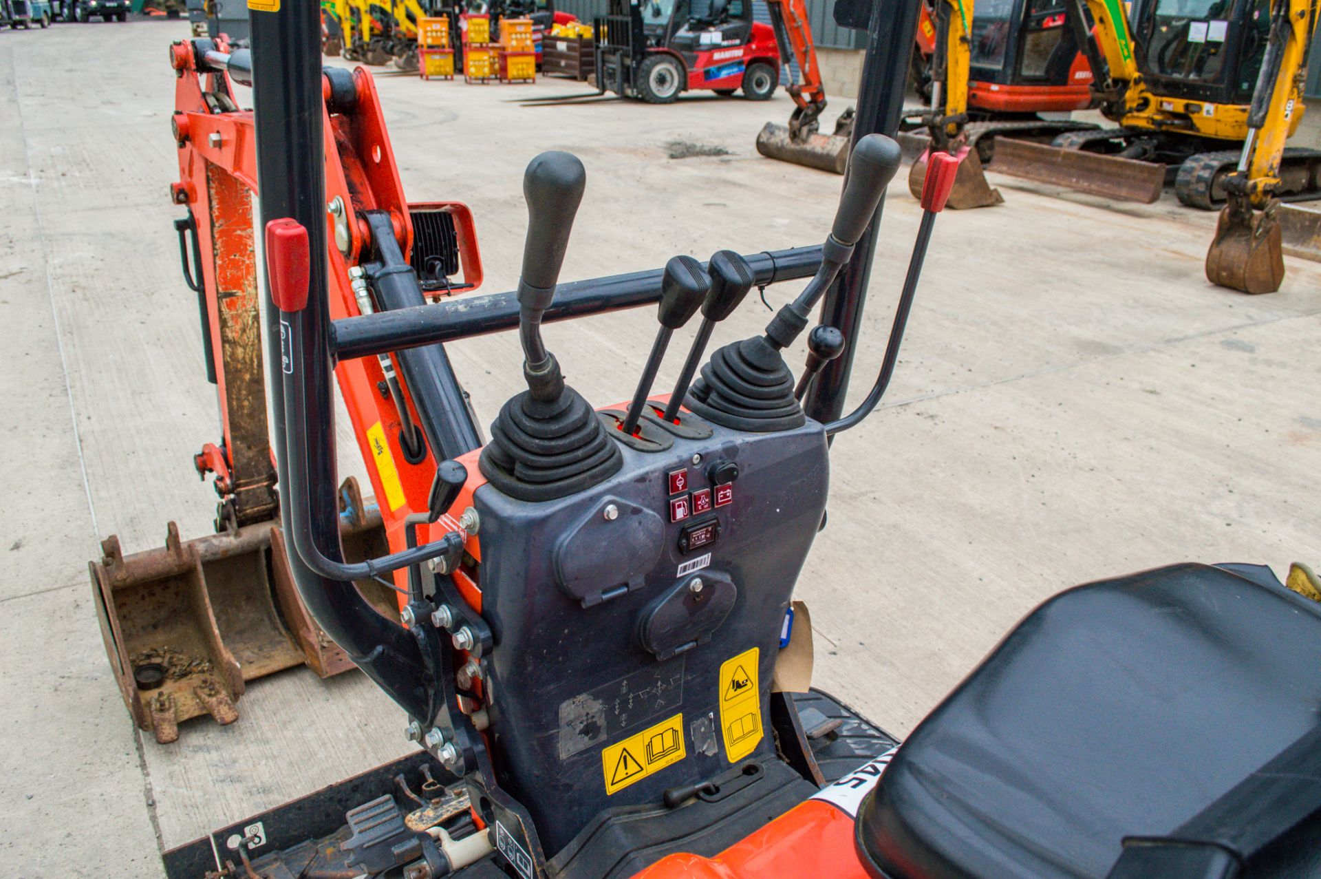 Kubota K008-3 0.8 tonne rubber tracked micro excavator Year: 2018 S/N: 31069 Recorded Hours: 663 - Image 18 of 20