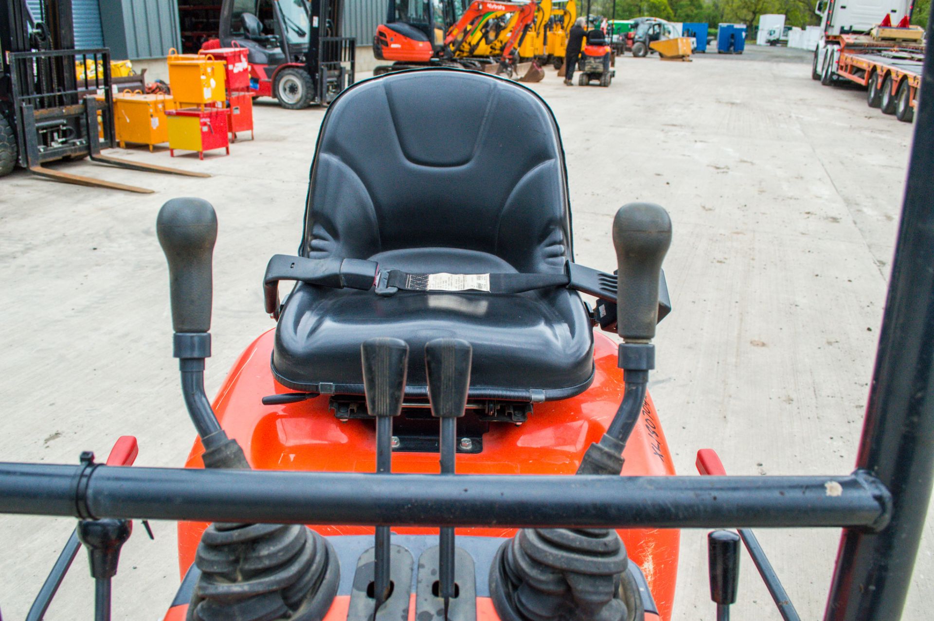 Kubota K008-3 0.8 tonne rubber tracked micro excavator Year: 2018 S/N: 31059 Recorded Hours: 767 - Image 17 of 20