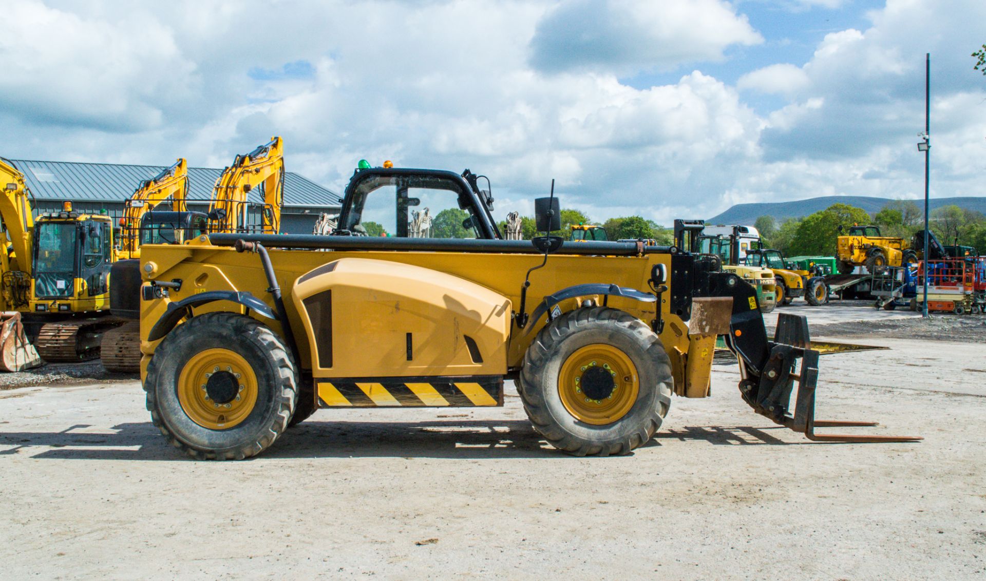 Caterpillar TH417C 17 metre telescopic handler Year: 2014 S/N: NAB00184 Recorded hours: 2005 - Image 8 of 26