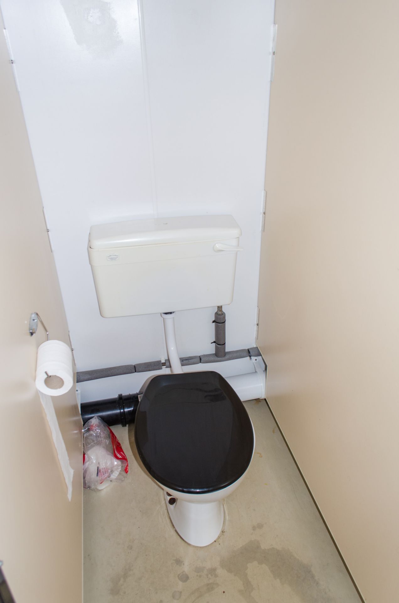 12 ft x 8 ft steel jack leg site 2+1 toilet site unit Comprising of: gents toilet (2 - urinals, - Image 7 of 9