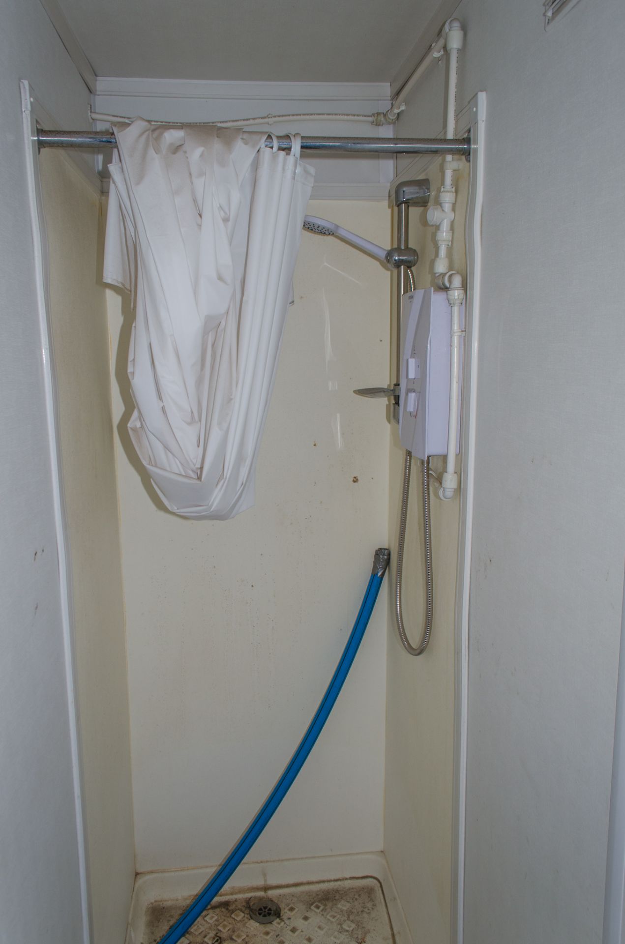32 ft x 10 ft steel jack leg shower site unit Comprising of 8 - showers & changing area BBA1684 - Image 14 of 14