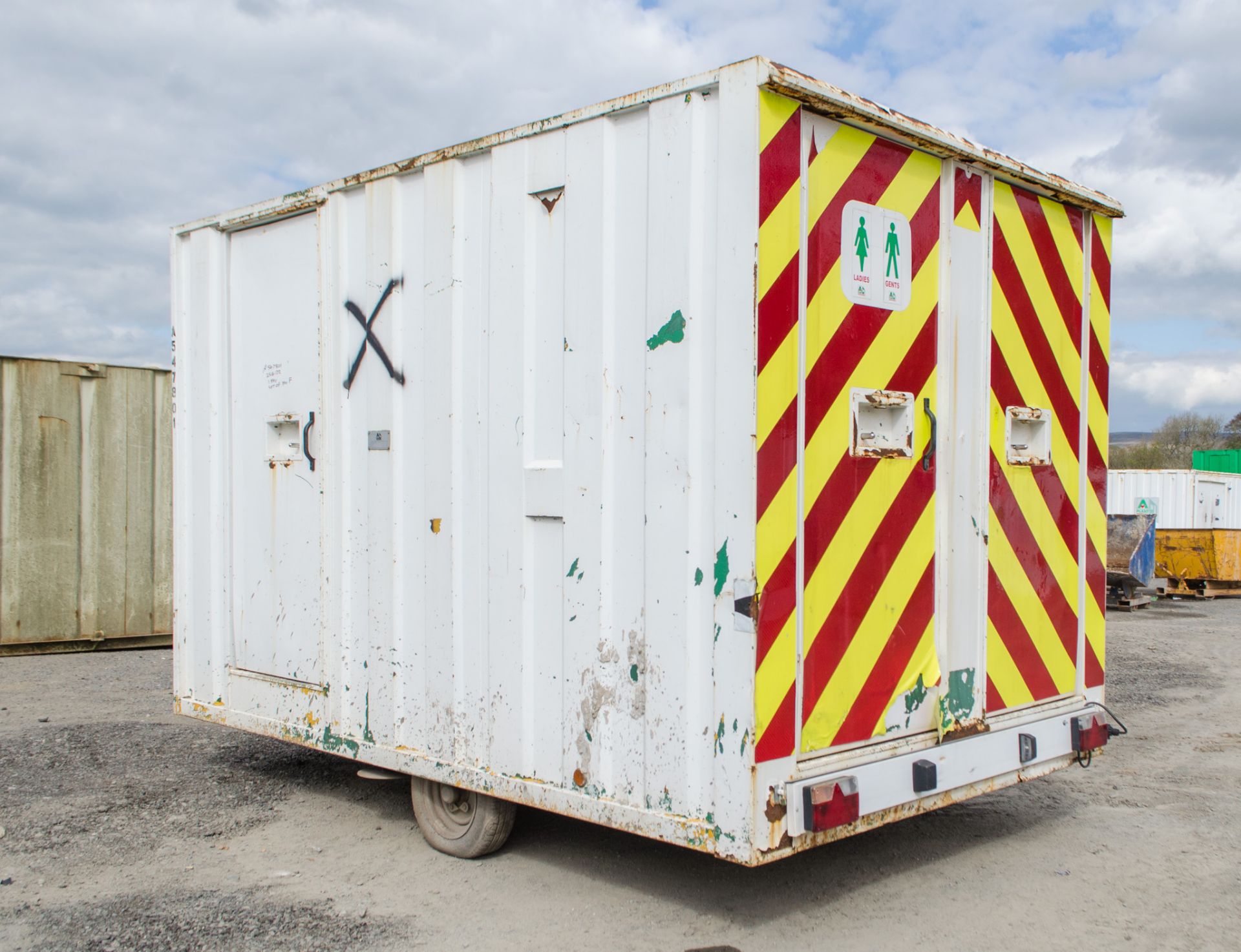 Groundhog 12 ft x 8 ft steel anti vandal mobile welfare unit Comprising of: Canteen, toilet & - Image 4 of 11