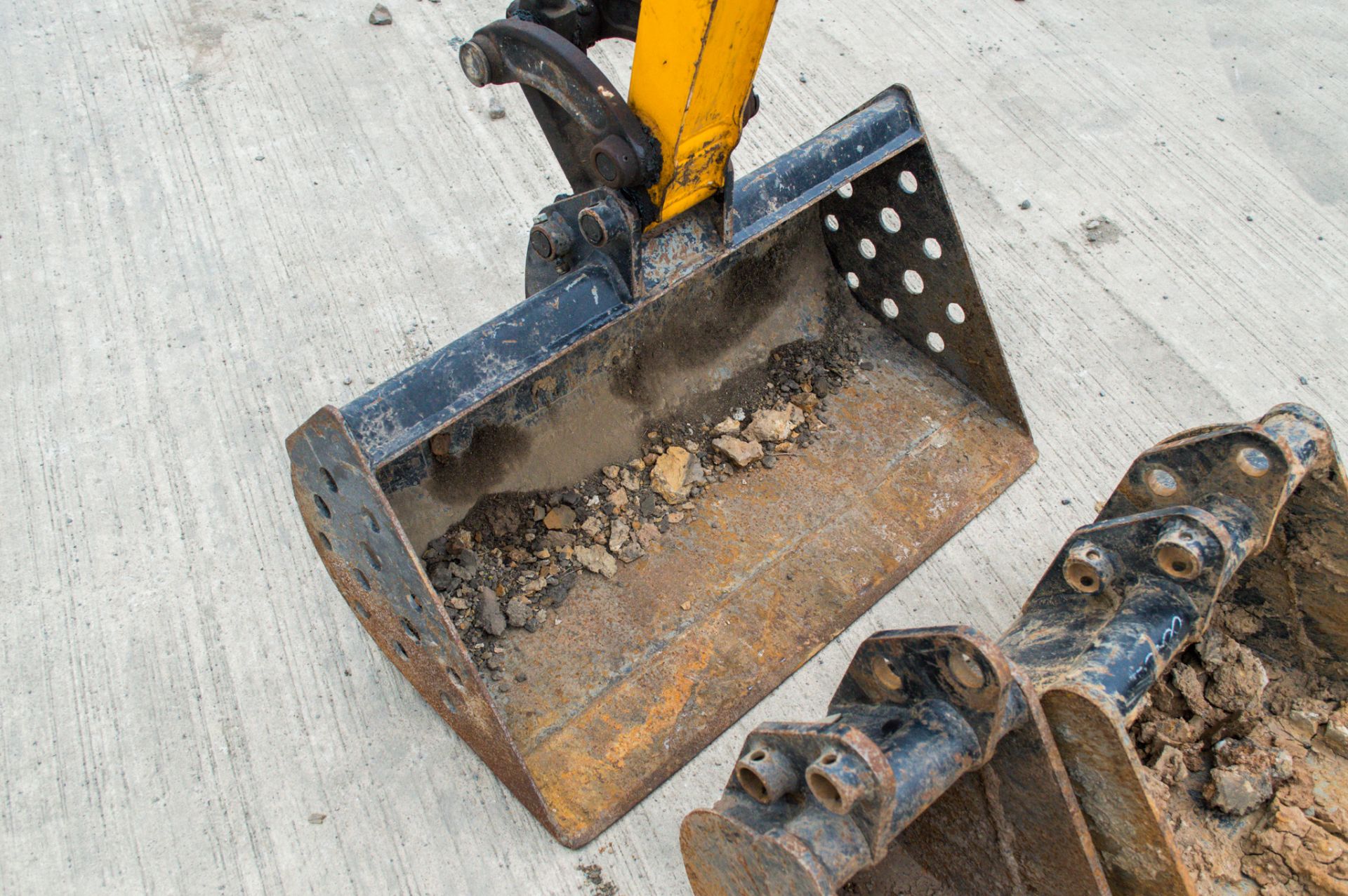 JCB 8008 CTS 0.8 tonne rubber tracked micro excavator Year: 2021 S/N: 2970262 Recorded Hours: 235 - Image 15 of 23