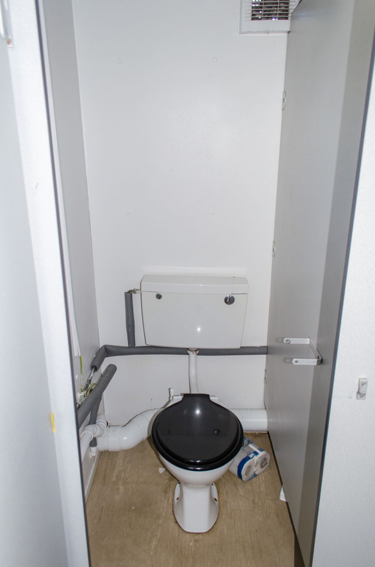 32 ft x 10 ft steel anti vandal site toilet/office unit Comprising of: lobby, office, gents - Image 9 of 12