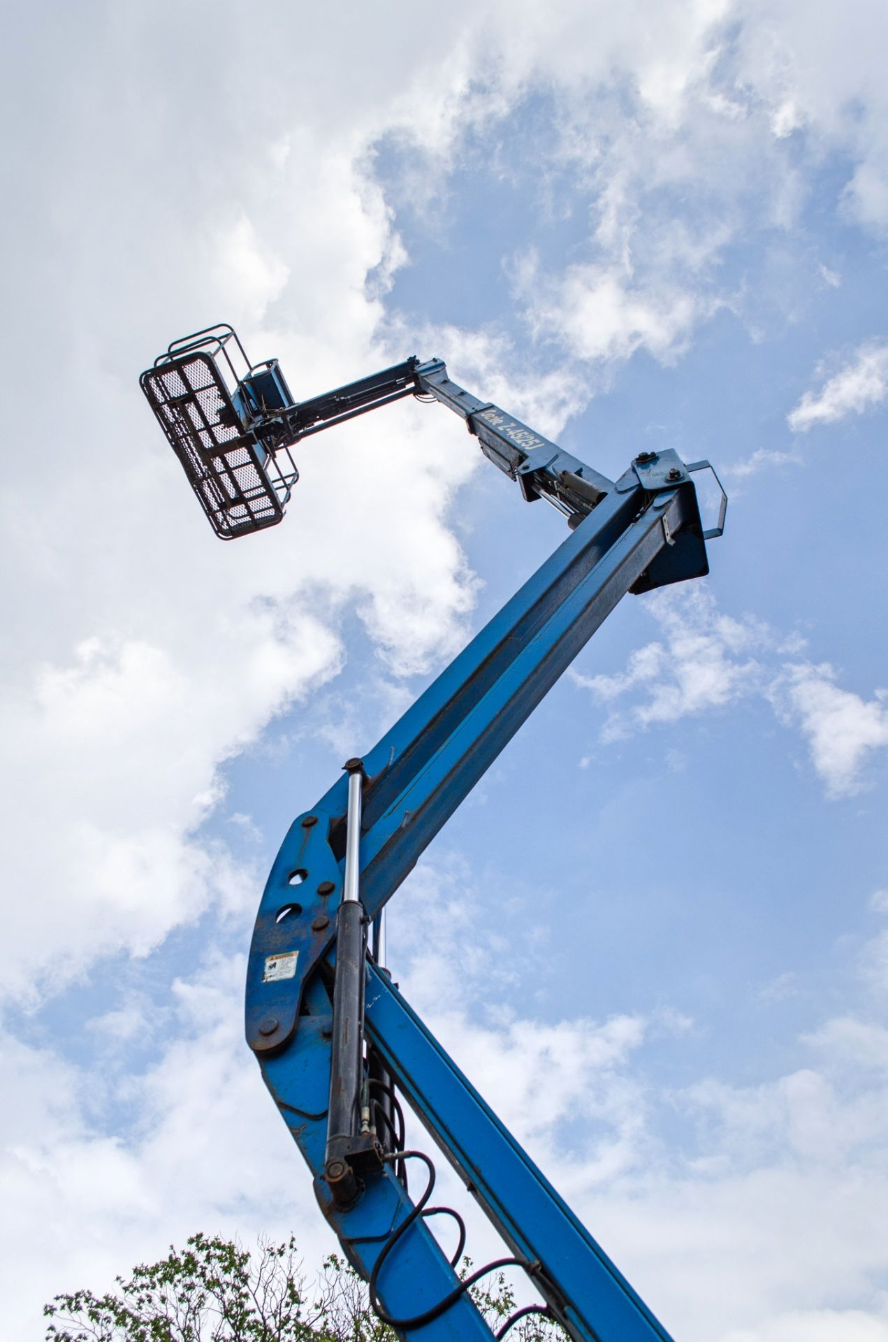 Genie Z-45/25 diesel/battery electric articulated boom access platform Year: 2006 S/N: 31844 - Image 10 of 17