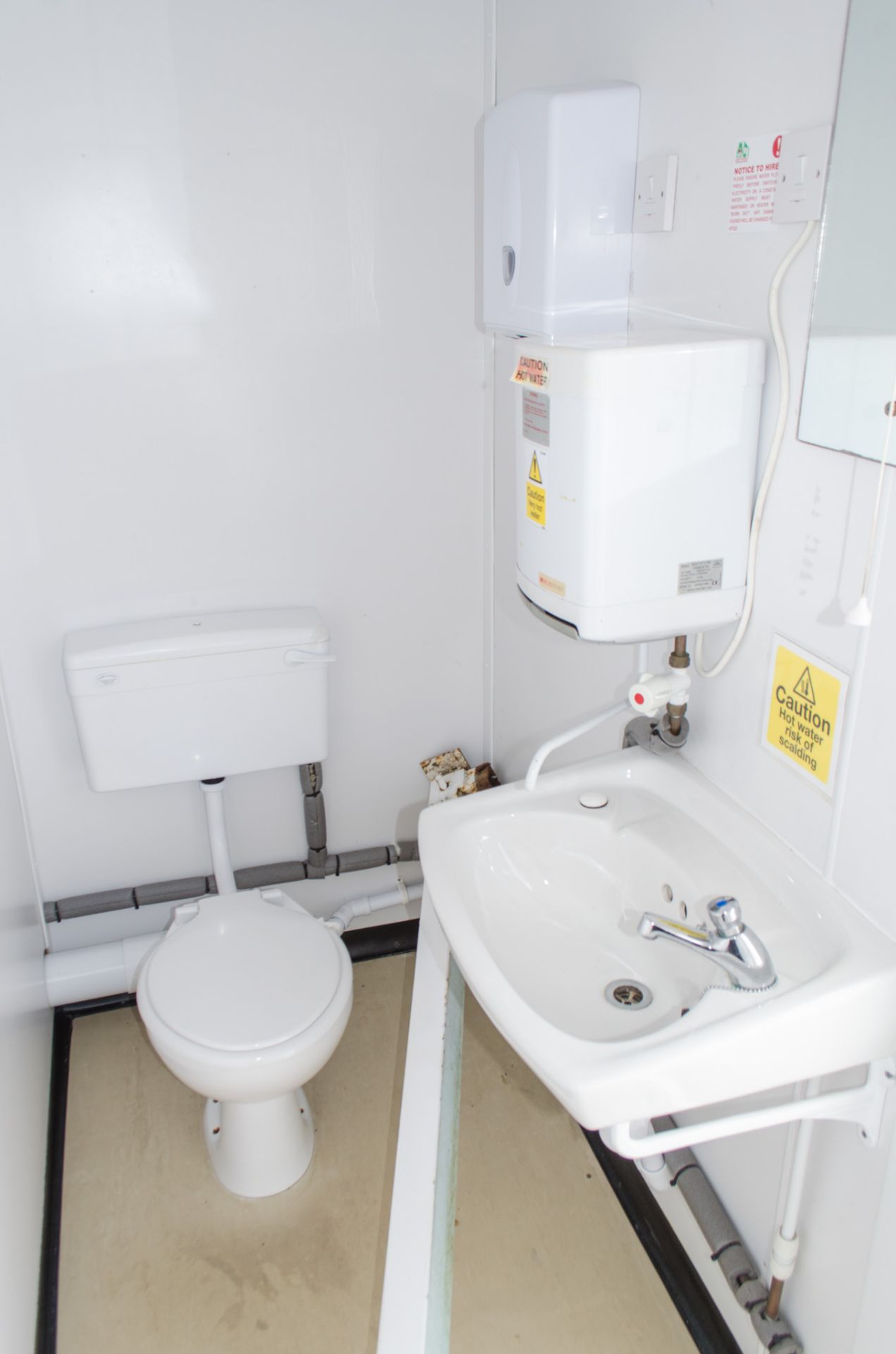 12 ft x 8 ft steel jack leg site 2+1 toilet site unit Comprising of: gents toilet (2 - urinals, - Image 5 of 9