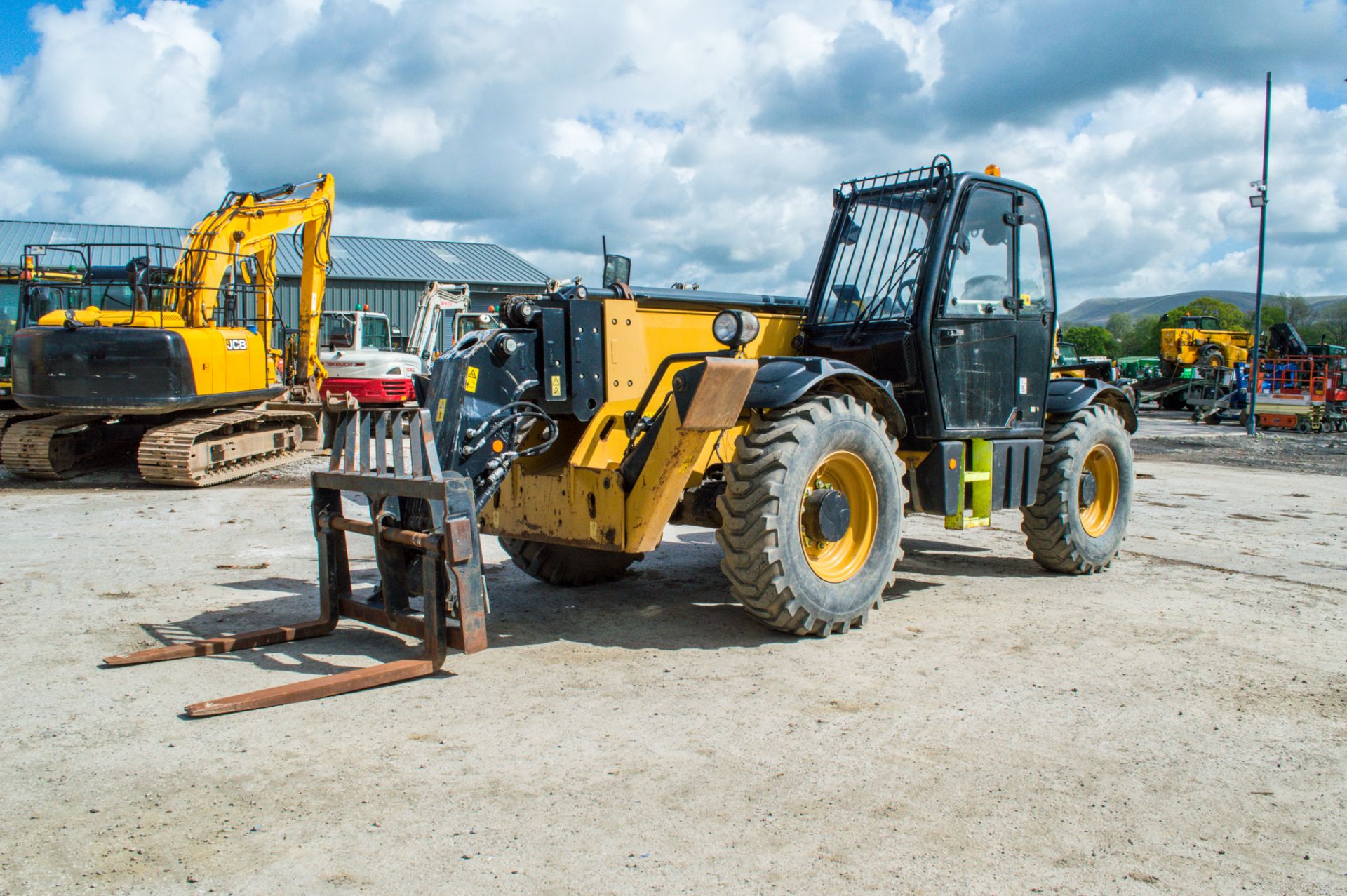 Caterpillar TH417C 17 metre telescopic handler Year: 2014 S/N: NAB00184 Recorded hours: 2005