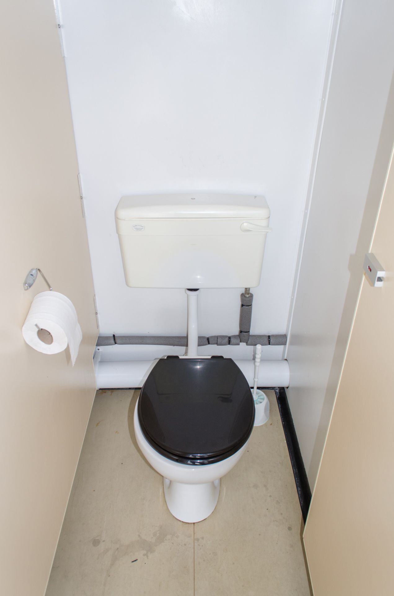 12 ft x 8 ft steel jack leg site 2+1 toilet site unit Comprising of: gents toilet (2 - urinals, - Image 8 of 9