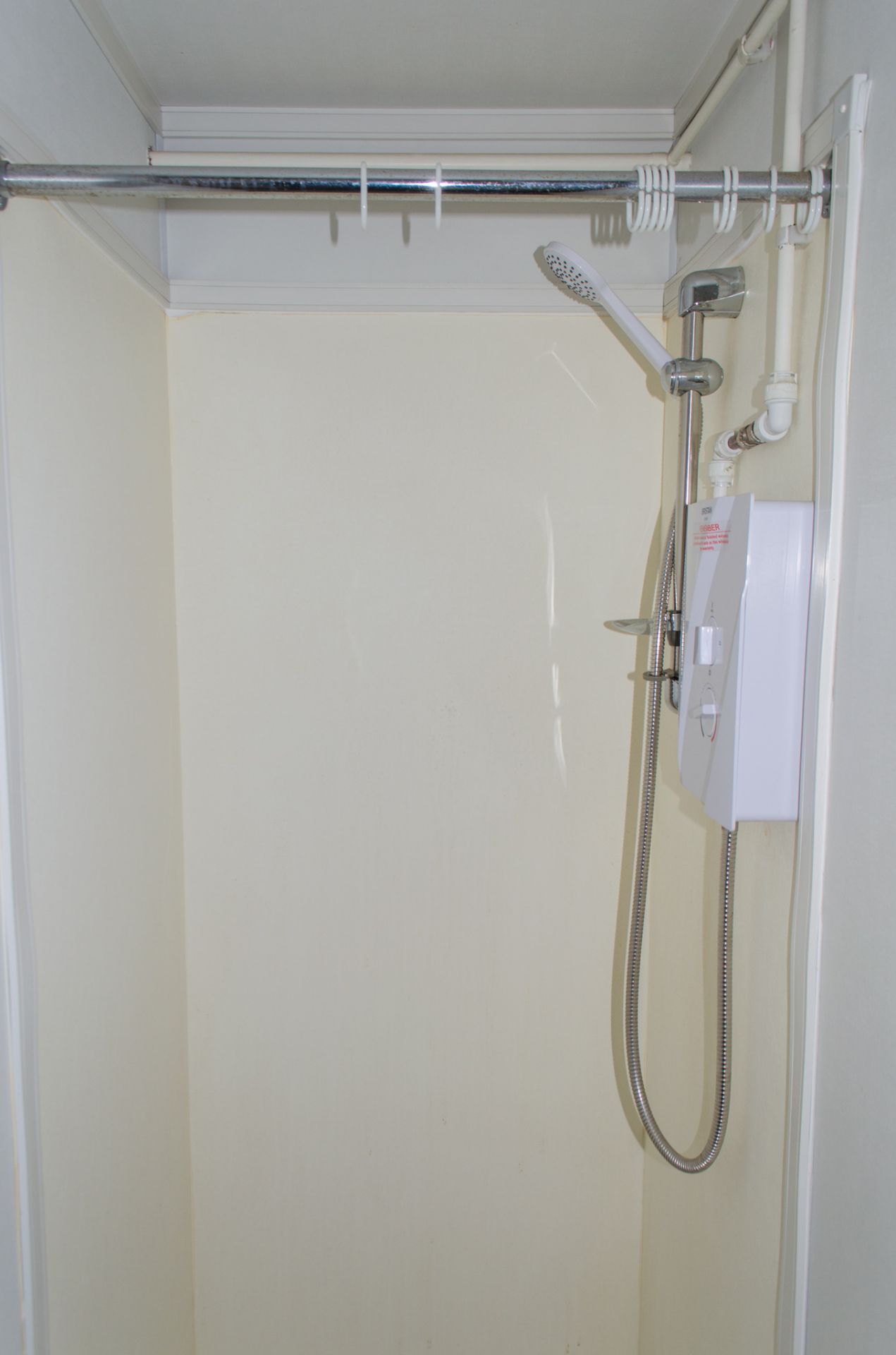 32 ft x 10 ft steel jack leg shower site unit Comprising of 8 - showers & changing area BBA1684 - Image 8 of 14