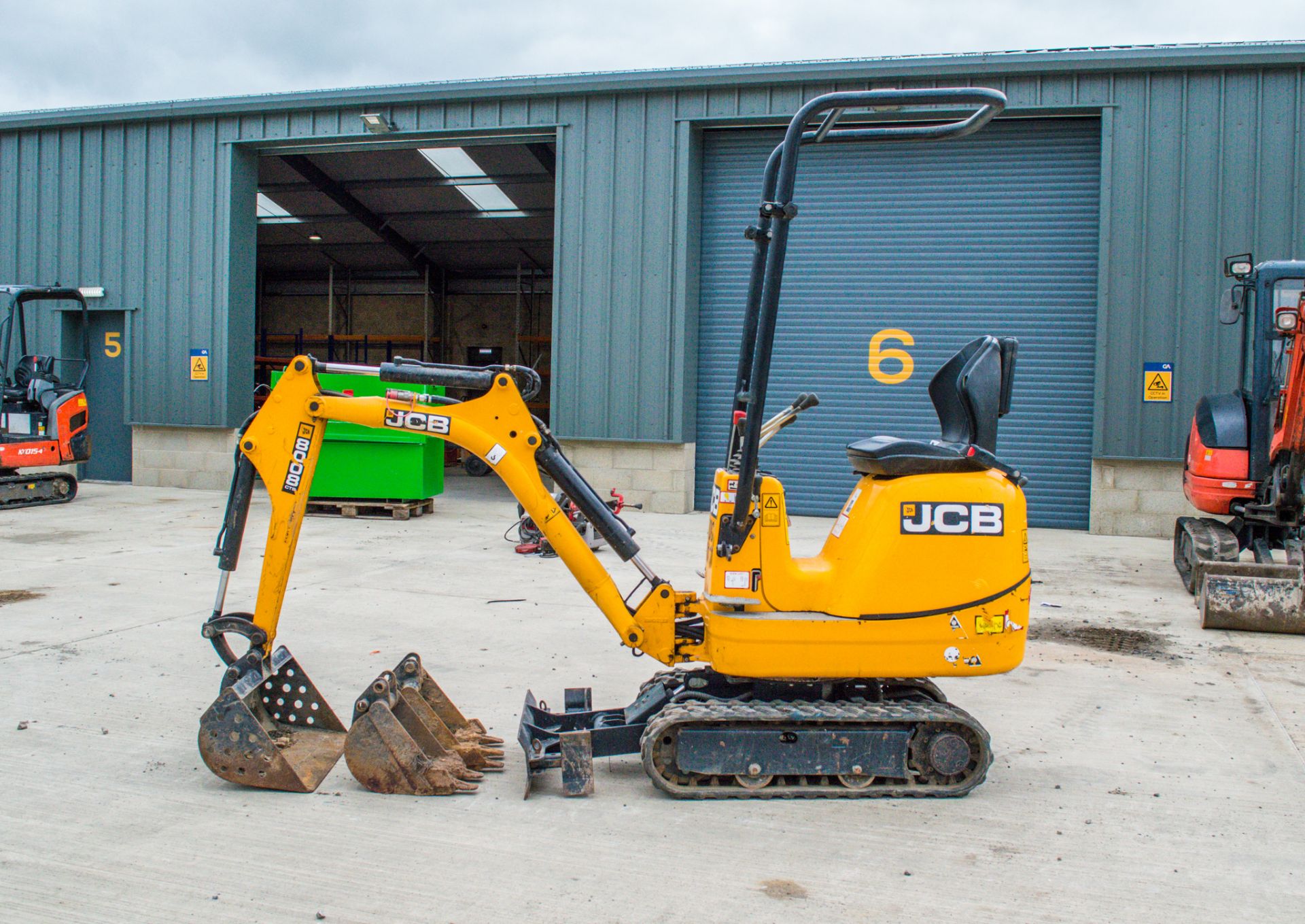 JCB 8008 CTS 0.8 tonne rubber tracked micro excavator Year: 2021 S/N: 2970262 Recorded Hours: 235 - Image 8 of 23