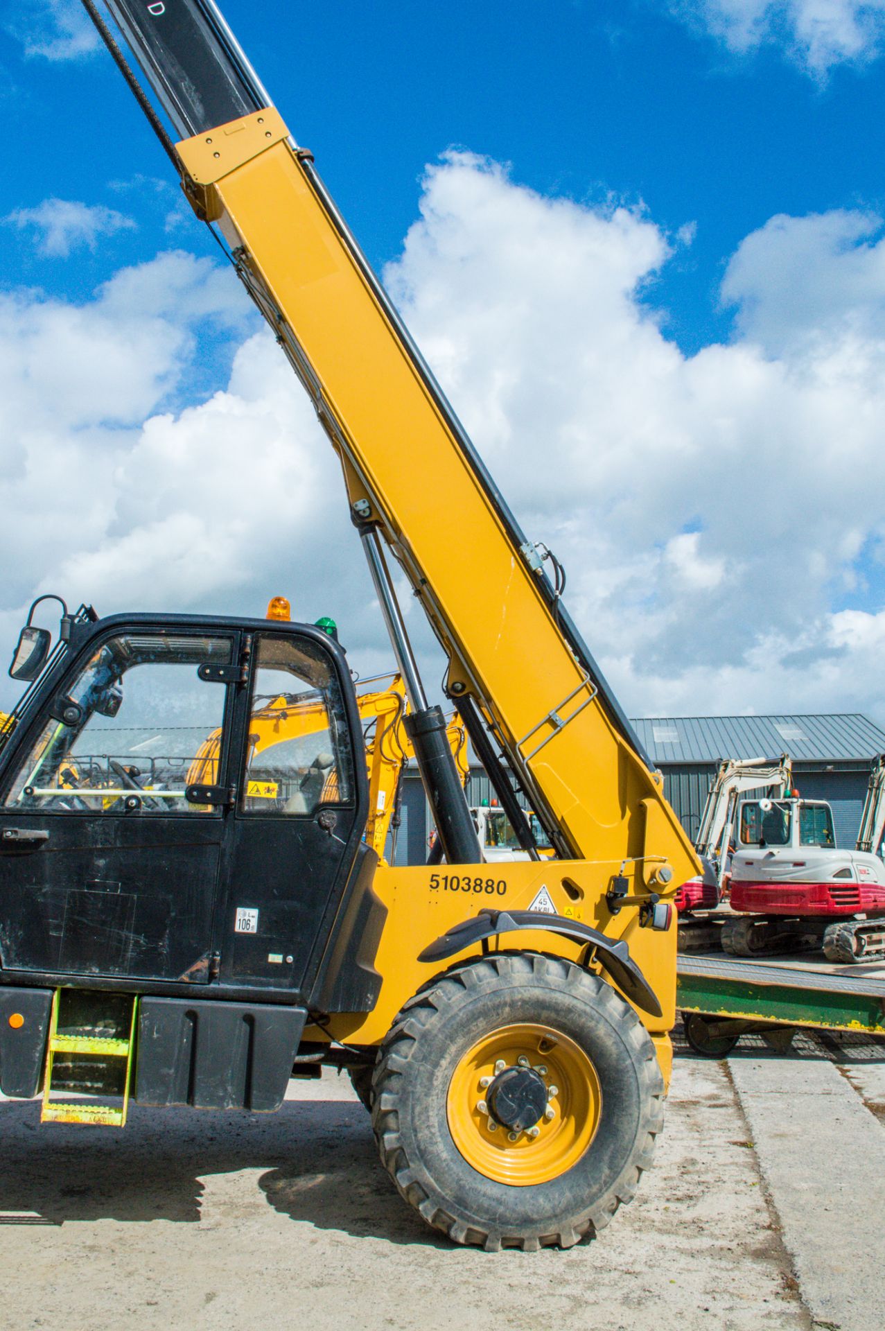 Caterpillar TH417C 17 metre telescopic handler Year: 2014 S/N: NAB00184 Recorded hours: 2005 - Image 18 of 26