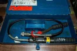 Cembre hydraulic manual pump c/w carry case A843923