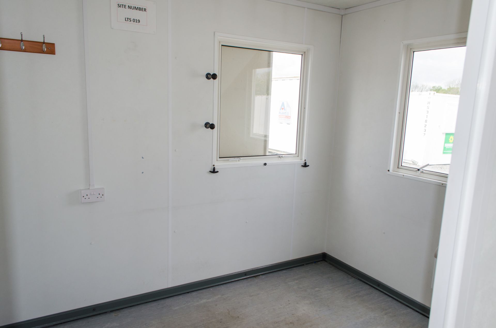 32 ft x 10 ft steel anti vandal jack leg office site unit Comprising of: Office/canteen area & - Image 7 of 7