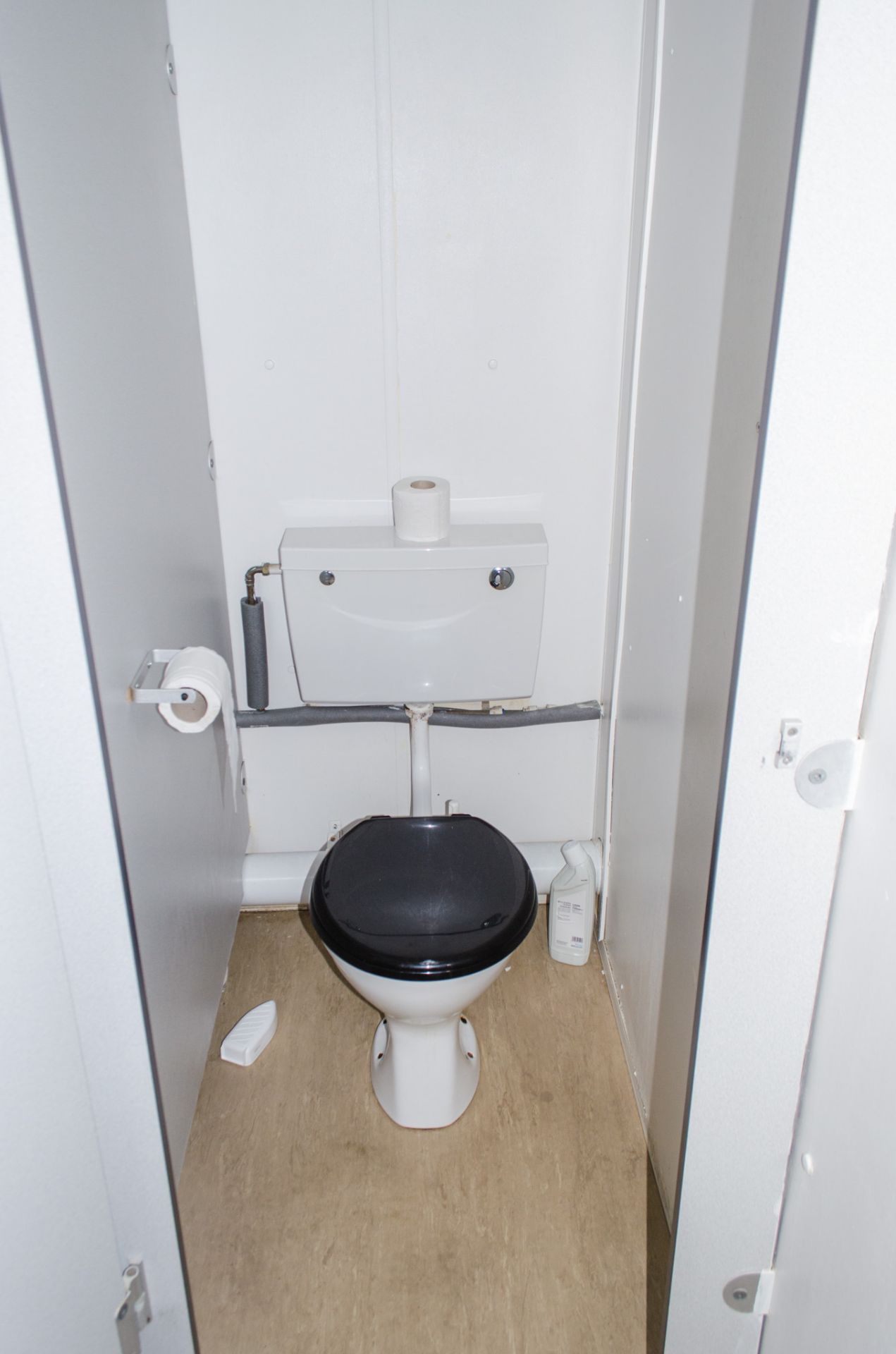32 ft x 10 ft steel anti vandal site toilet/office unit Comprising of: lobby, office, gents - Image 10 of 12