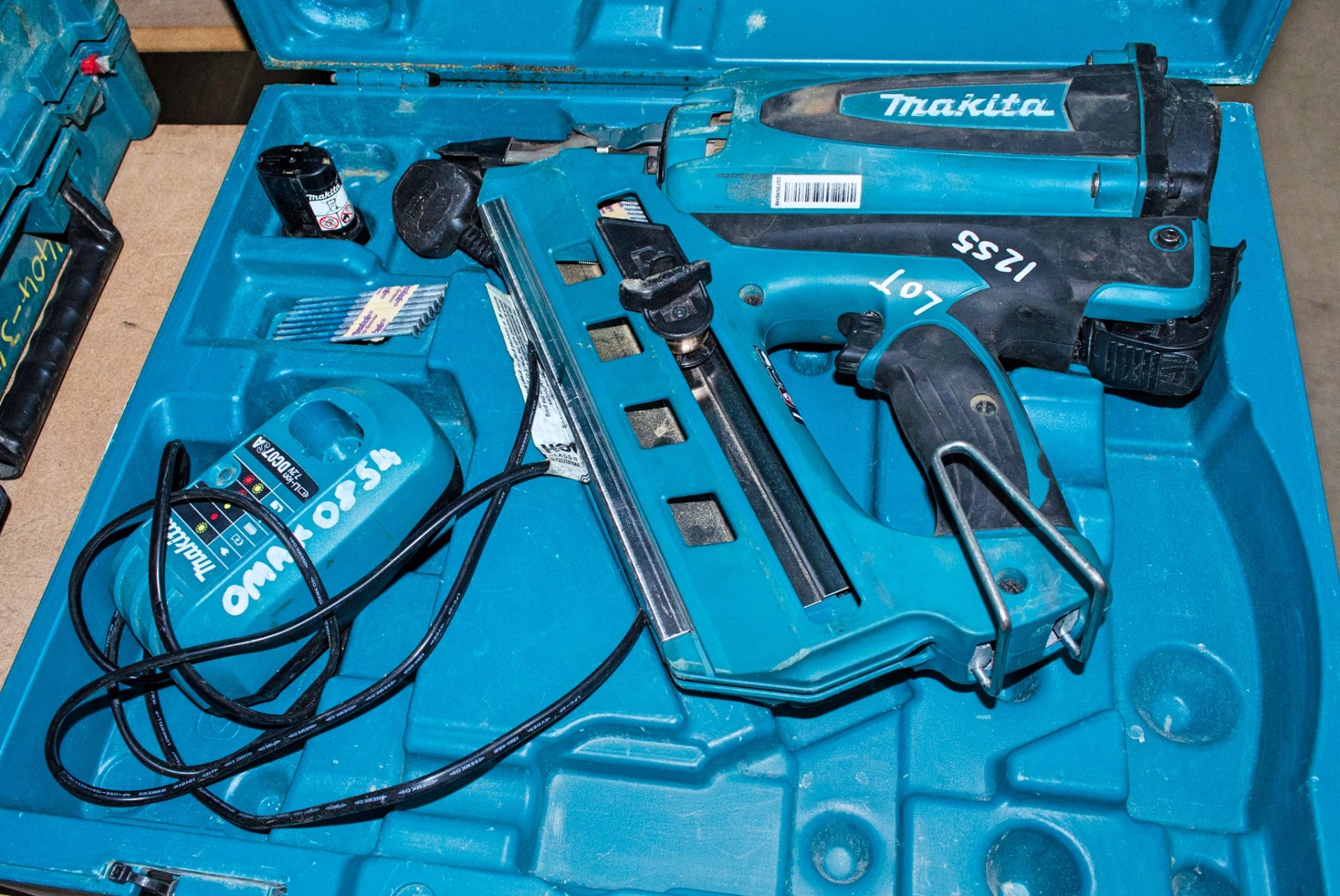 Makita GN900 7.2v cordless nail gun c/w carry case, battery and charger ** 0MAK0854