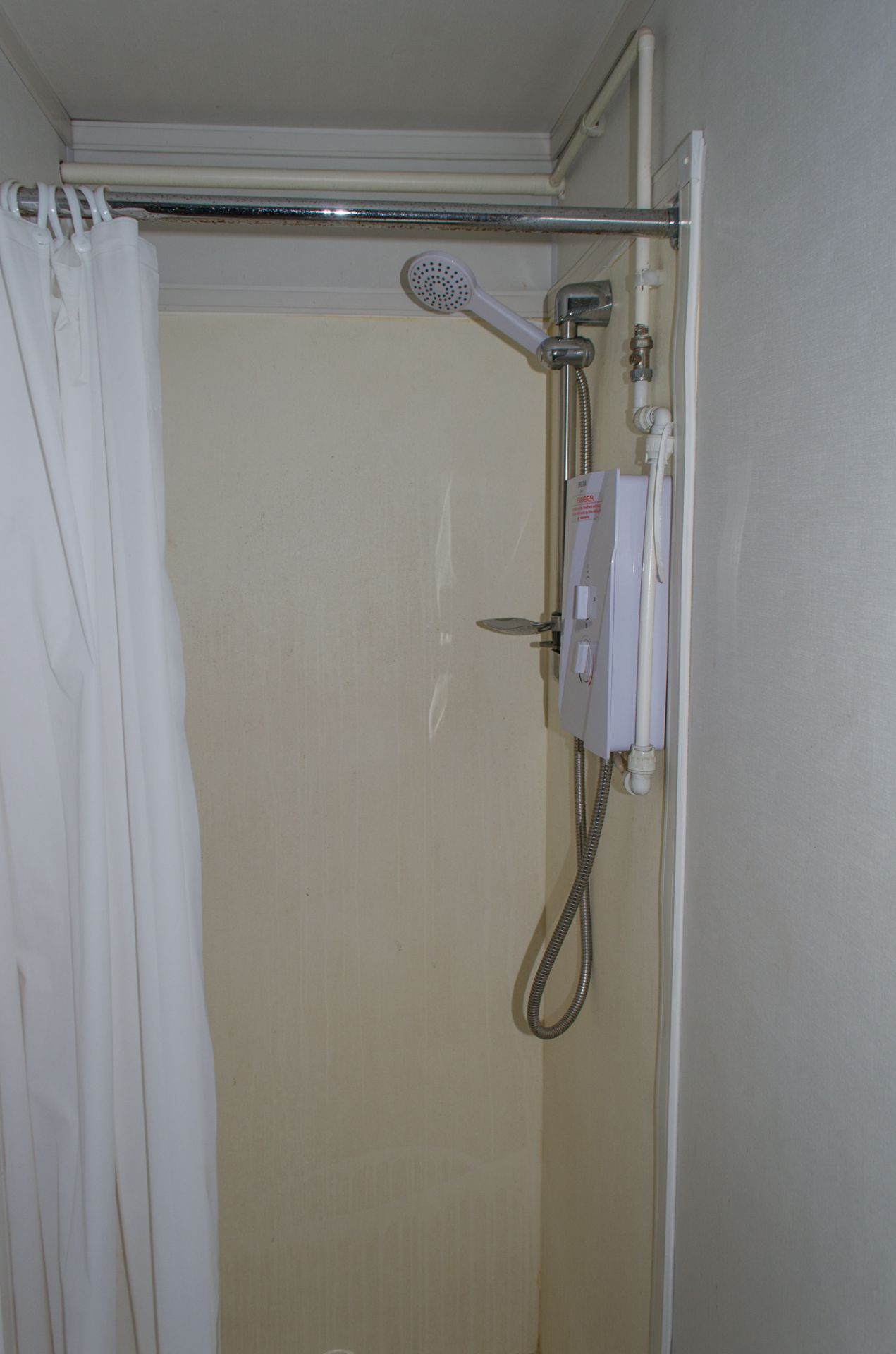 32 ft x 10 ft steel jack leg shower site unit Comprising of 8 - showers & changing area BBA1684 - Image 11 of 14