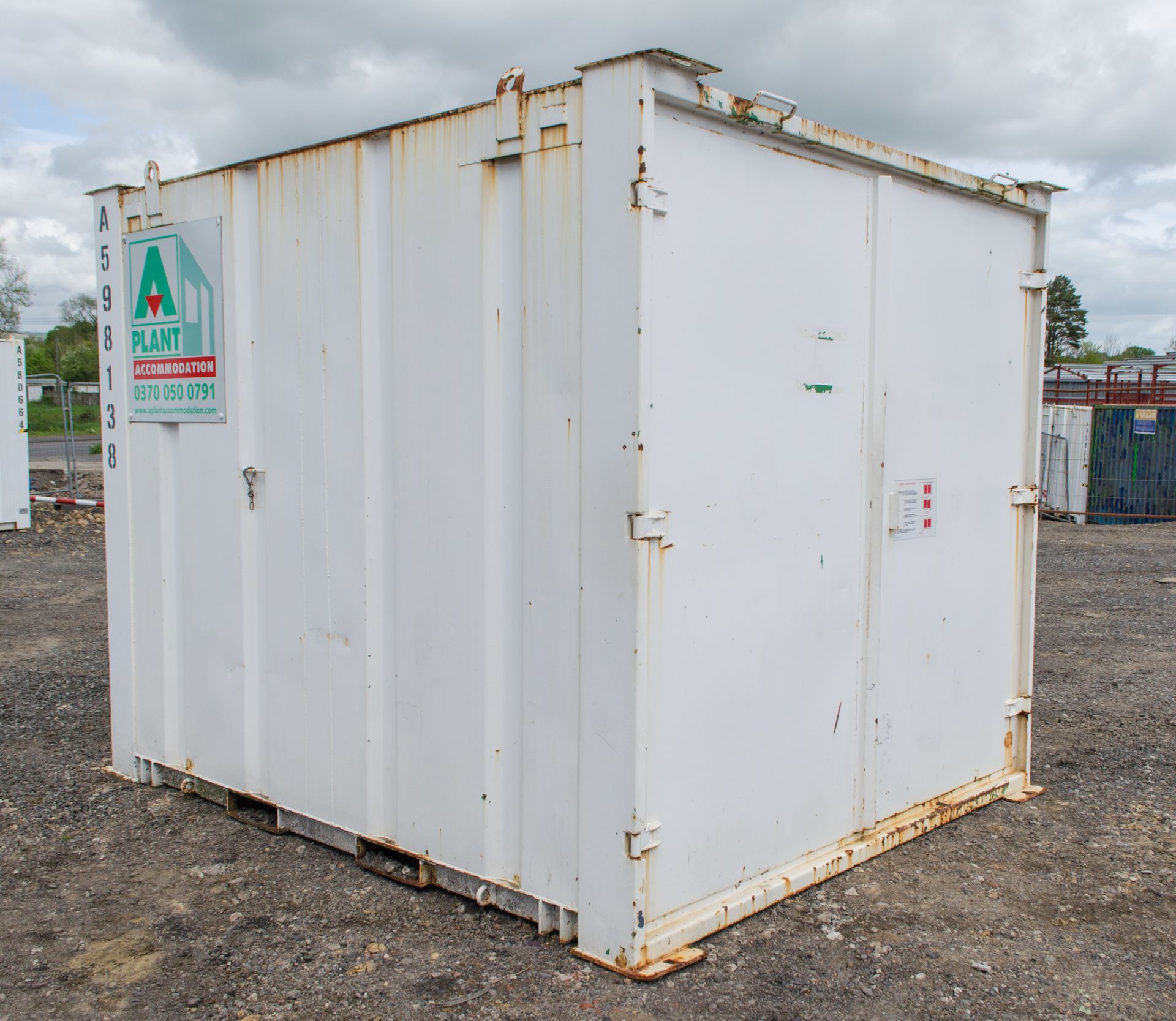 10 ft x 8 ft steel store site unit c/w keys A598138 - Image 2 of 5