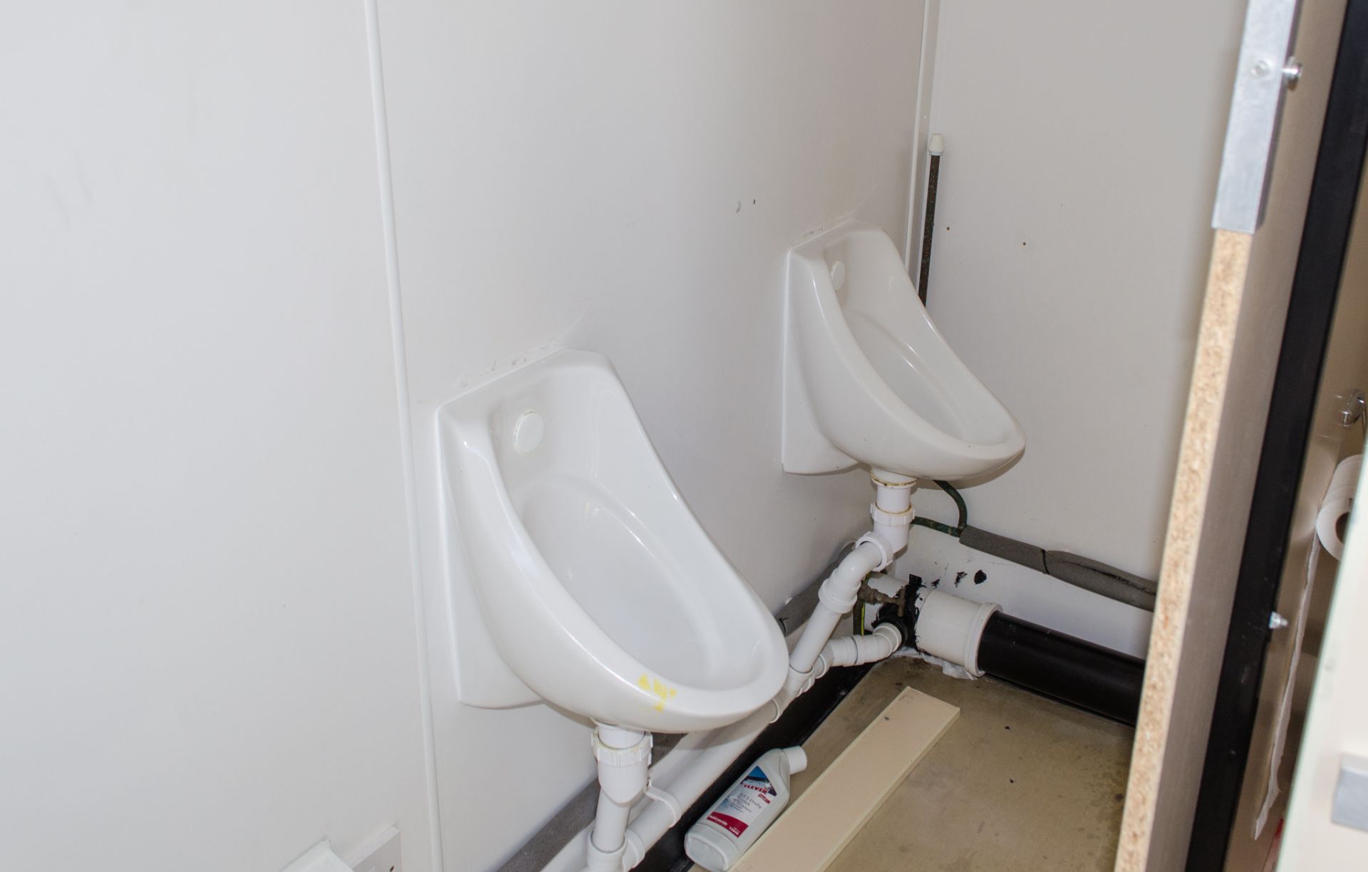 12 ft x 8 ft steel jack leg site 2+1 toilet site unit Comprising of: gents toilet (2 - urinals, - Image 6 of 9