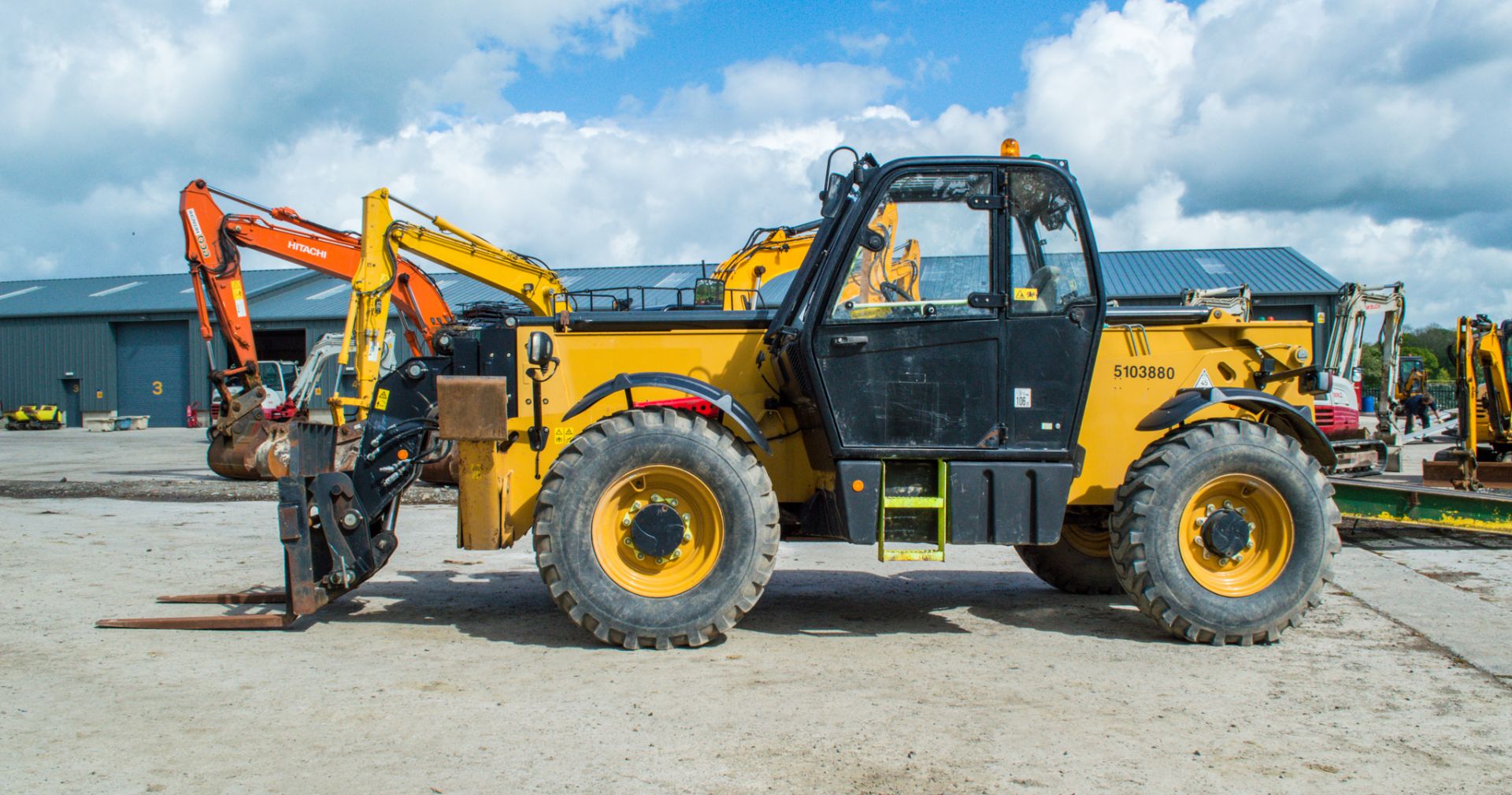 Caterpillar TH417C 17 metre telescopic handler Year: 2014 S/N: NAB00184 Recorded hours: 2005 - Image 7 of 26