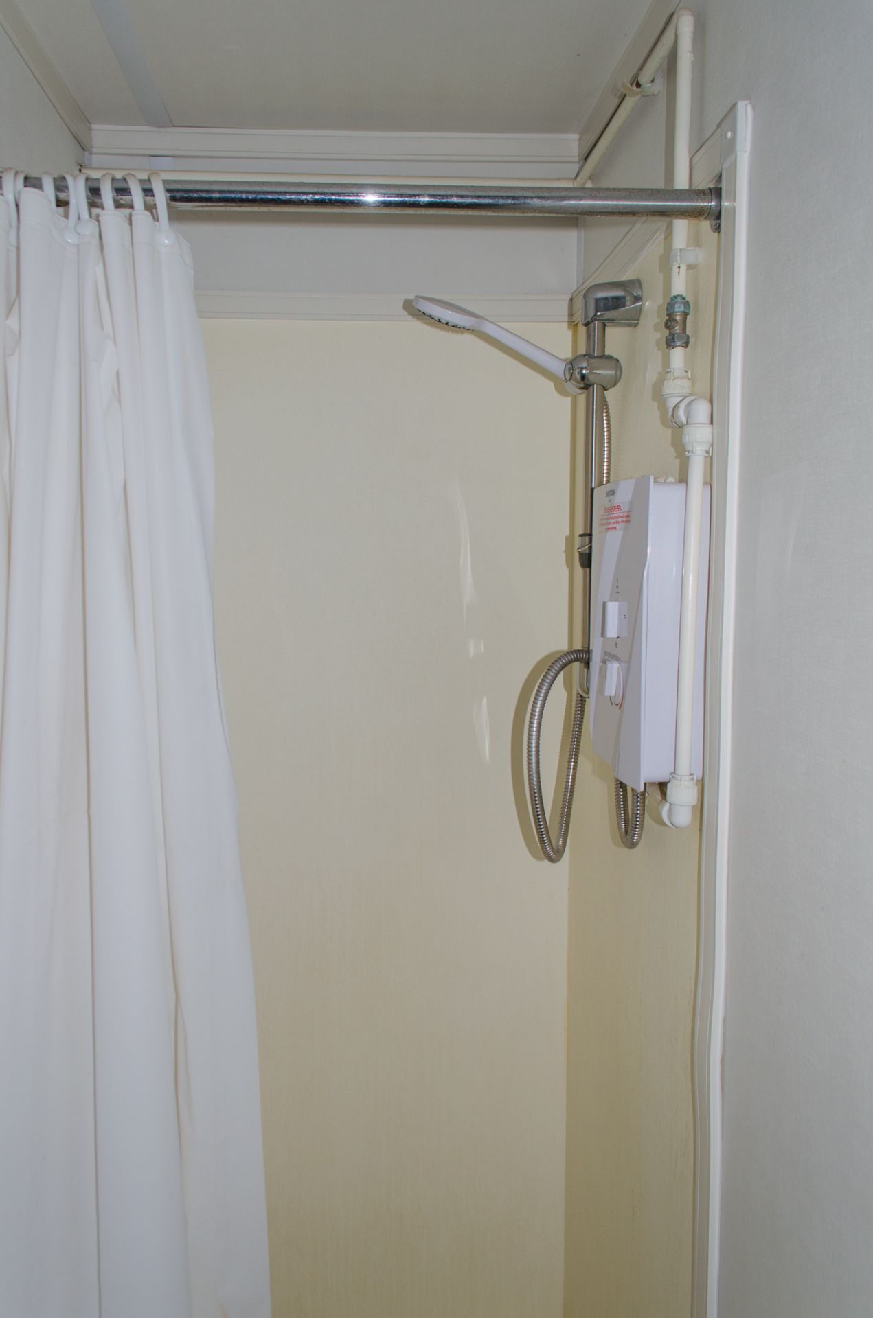 32 ft x 10 ft steel jack leg shower site unit Comprising of 8 - showers & changing area BBA1684 - Image 9 of 14