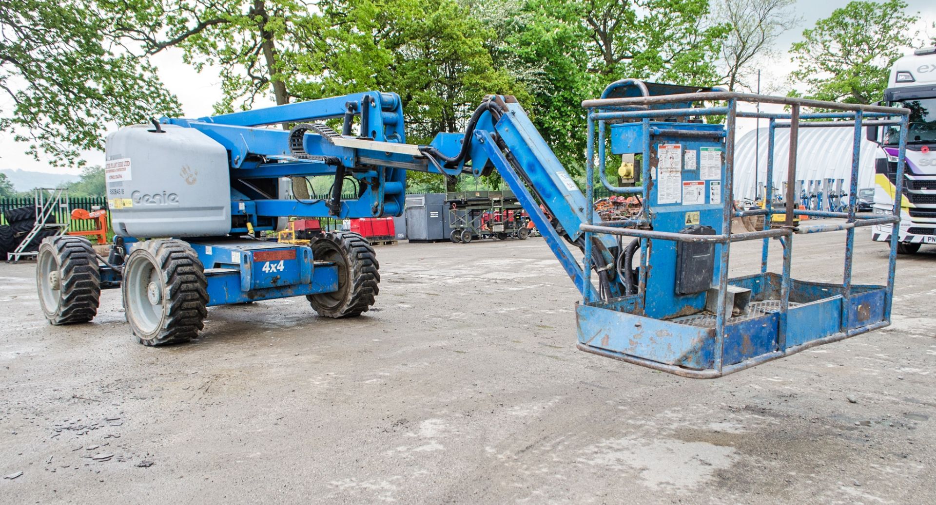 Genie Z-45/25 diesel/battery electric articulated boom access platform Year: 2006 S/N: 31844 - Image 2 of 17