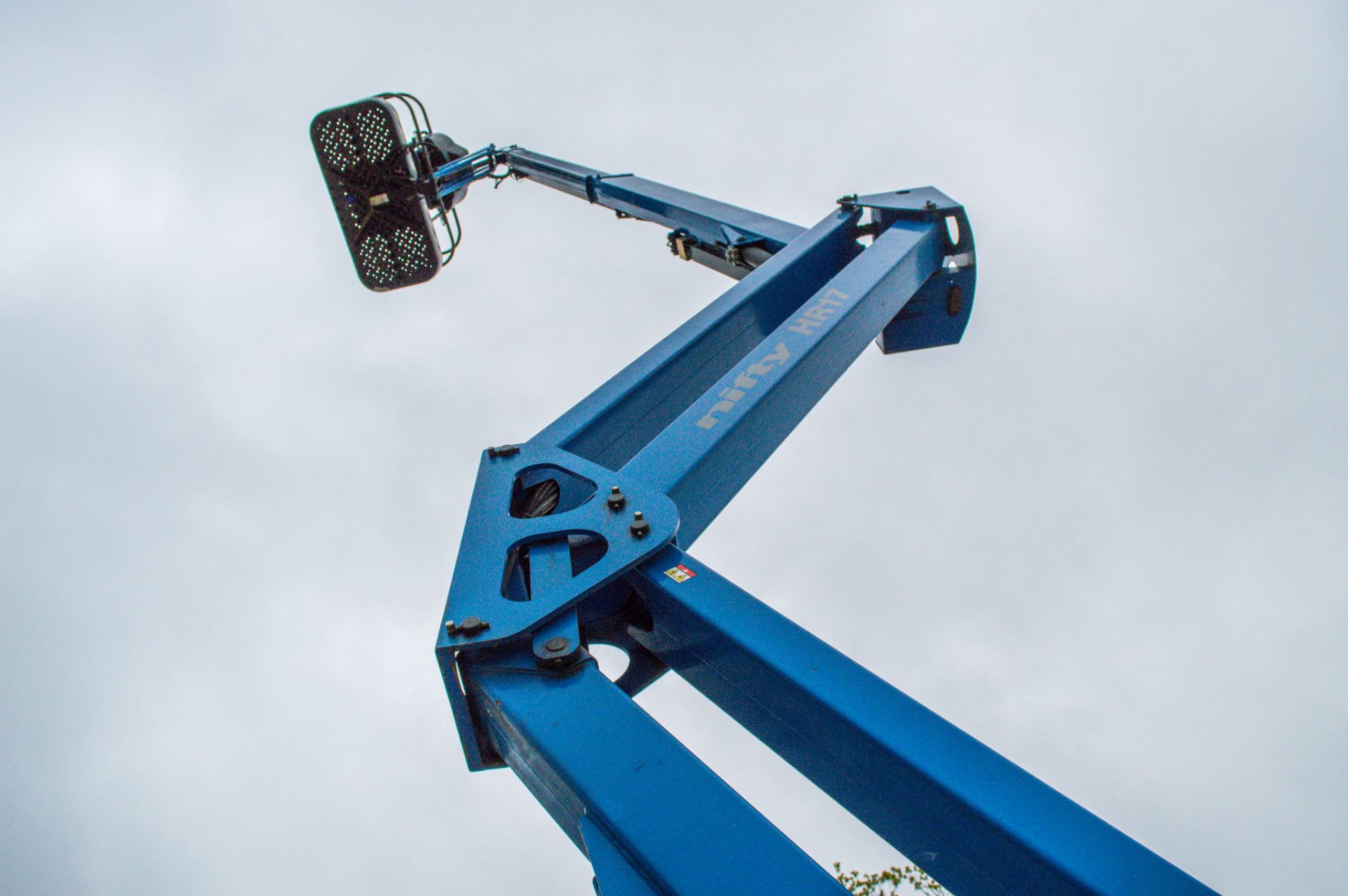 Nifty HR17 Hybrid battery electric/diesel driven articulated boom lift access platform Year: 2014 - Image 14 of 18