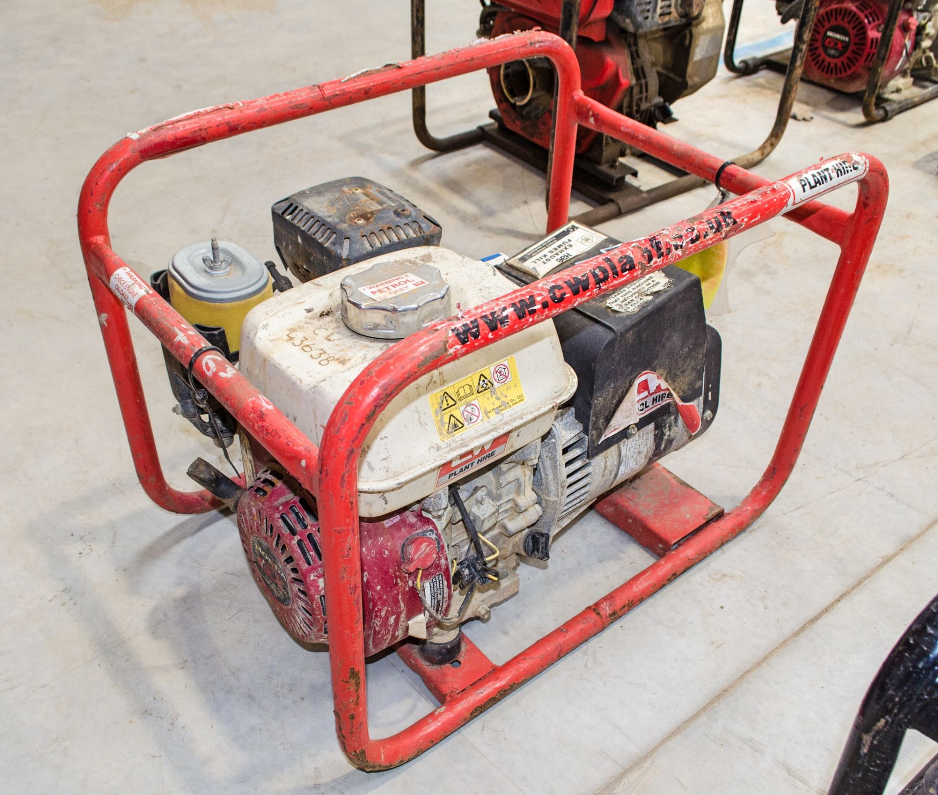 110v/240v petrol driven generator ** Parts missing ** CW43638 - Image 2 of 2