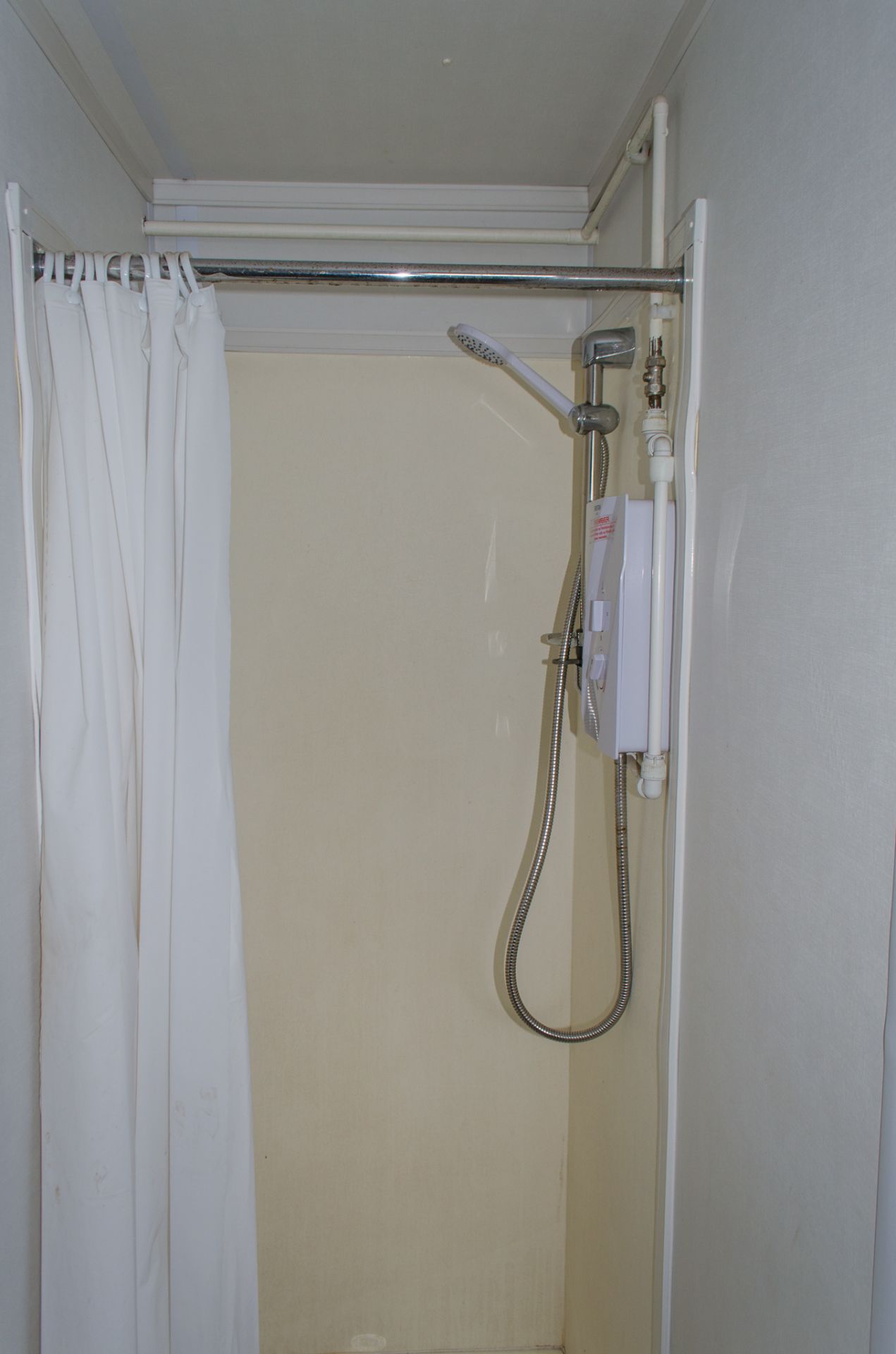 32 ft x 10 ft steel jack leg shower site unit Comprising of 8 - showers & changing area BBA1684 - Image 12 of 14
