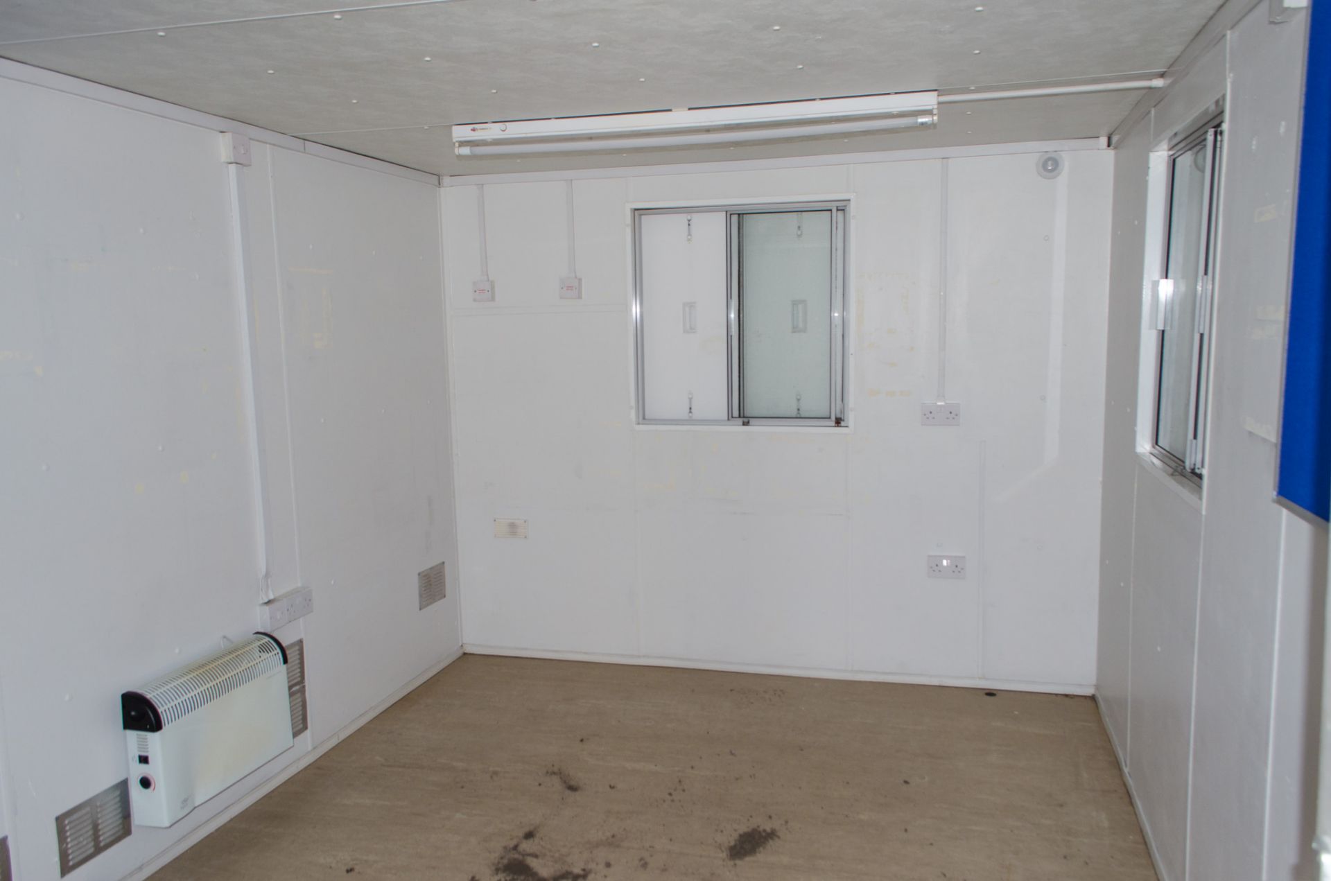 32 ft x 10 ft steel anti vandal site toilet/office unit Comprising of: lobby, office, gents - Image 6 of 12