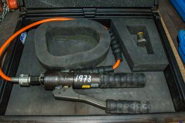 Cembre hydraulic hand pump c/w carry case A721455