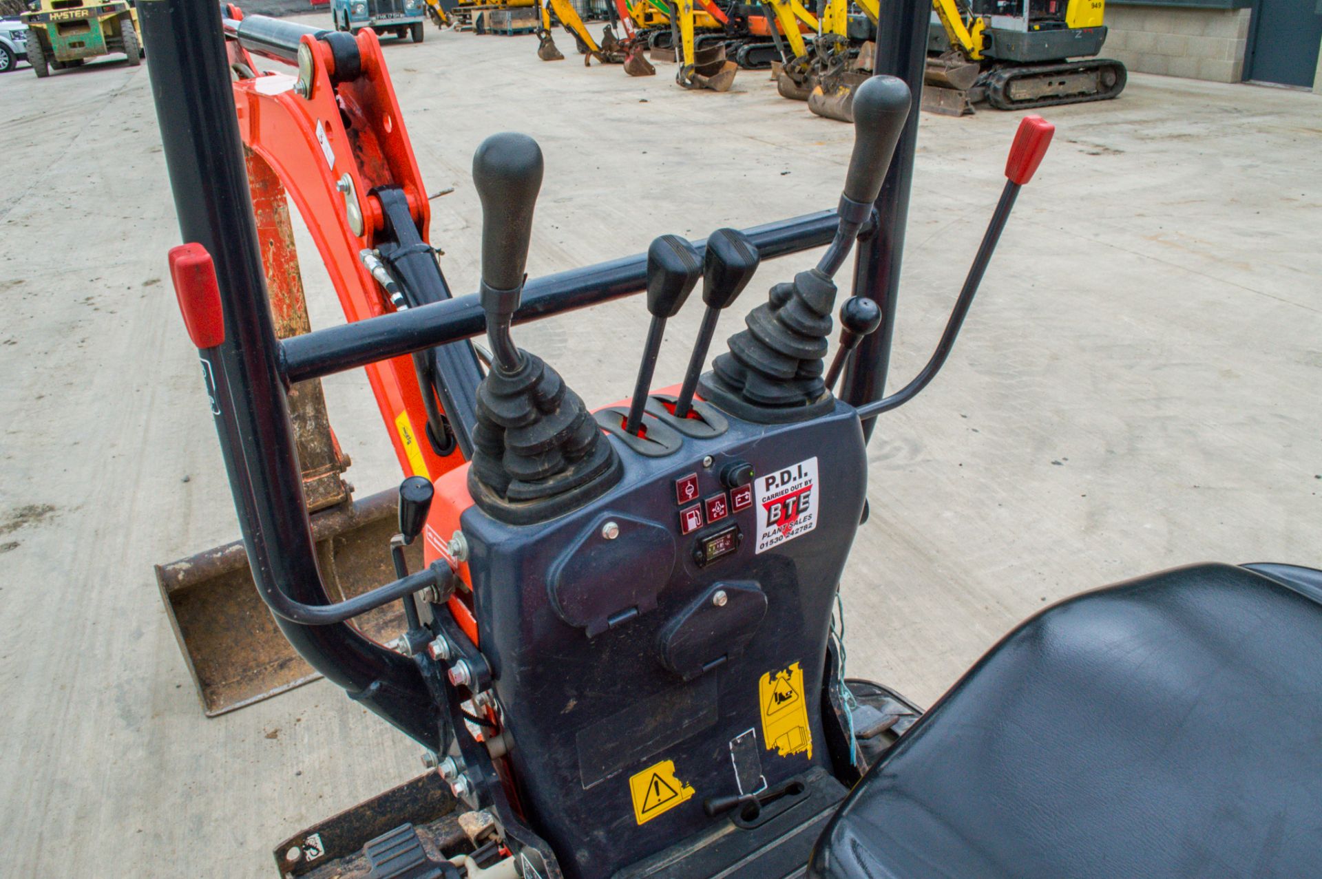 Kubota K008-3 0.8 tonne rubber tracked micro excavator Year: 2018 S/N: 31134 Recorded Hours: 623 - Image 17 of 20