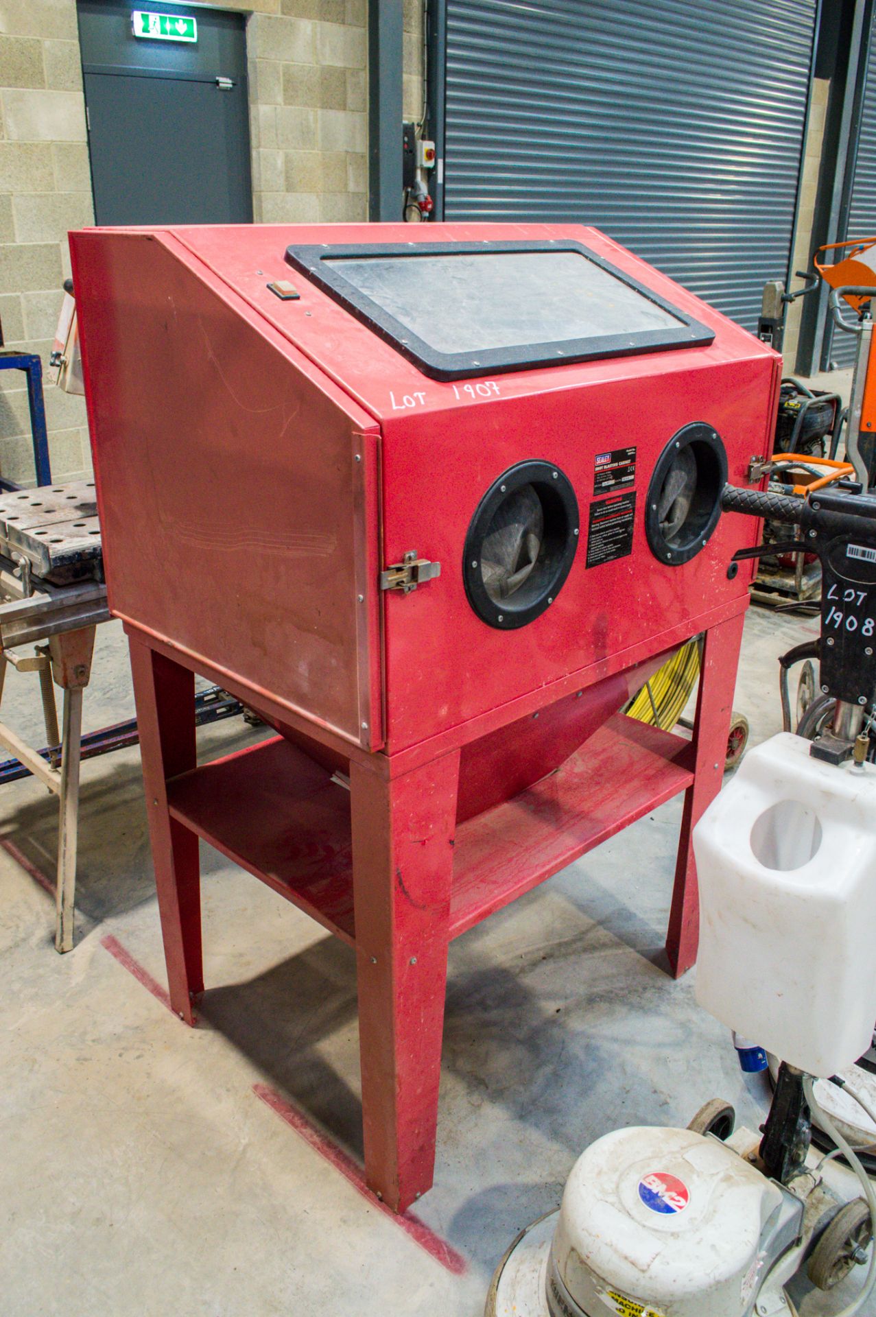 Sealey shot blasting cabinet F1700052