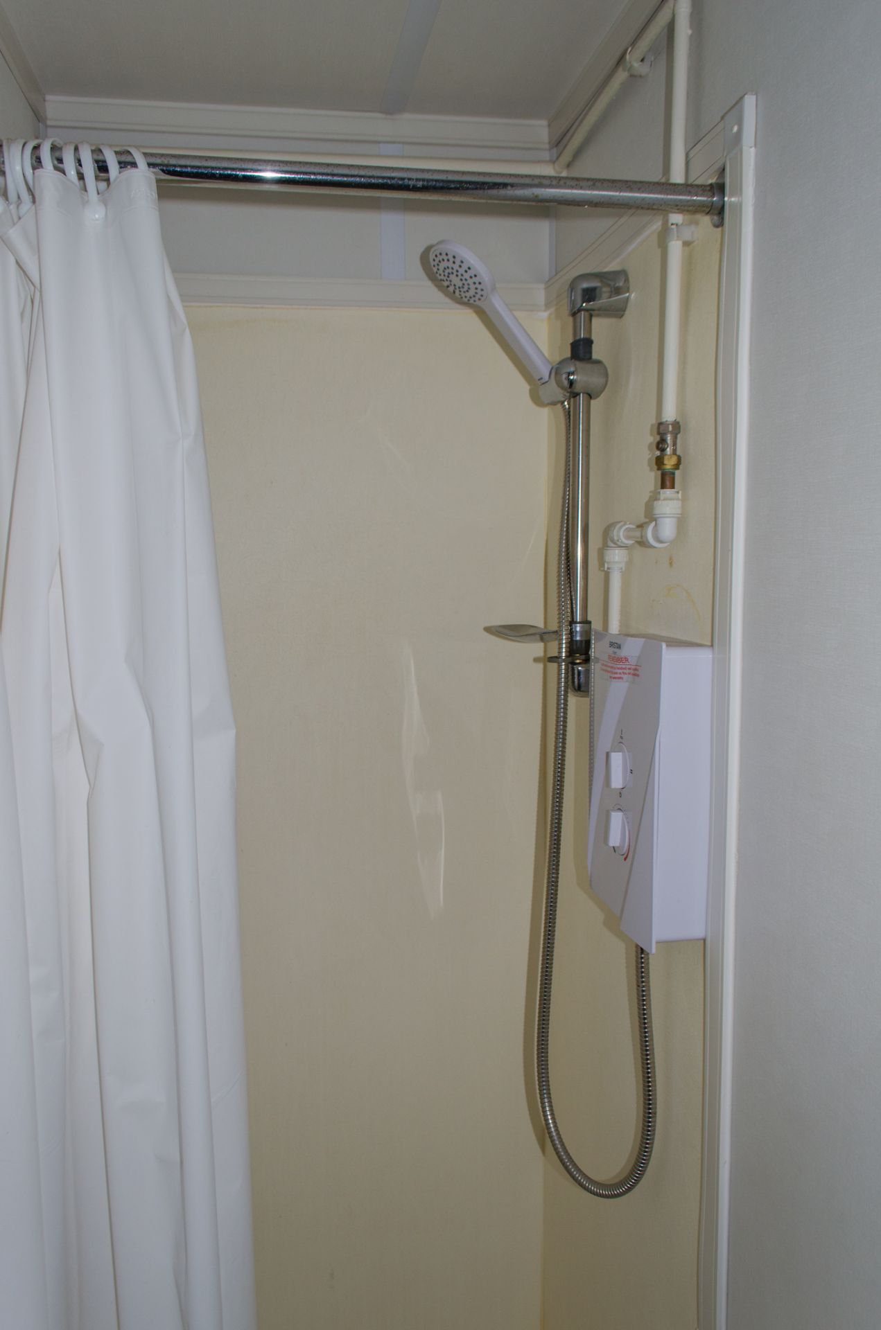 32 ft x 10 ft steel jack leg shower site unit Comprising of 8 - showers & changing area BBA1684 - Image 10 of 14