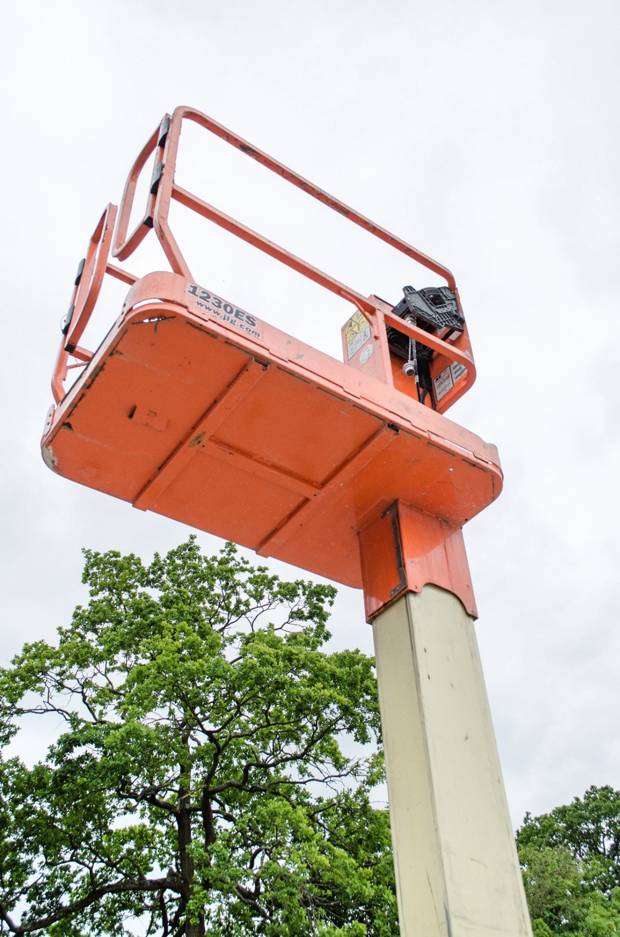 JLG 1230 ES battery electric vertical mast access platform Year: 2014 S/N: 22467 Recorded Hours: 395 - Image 6 of 10