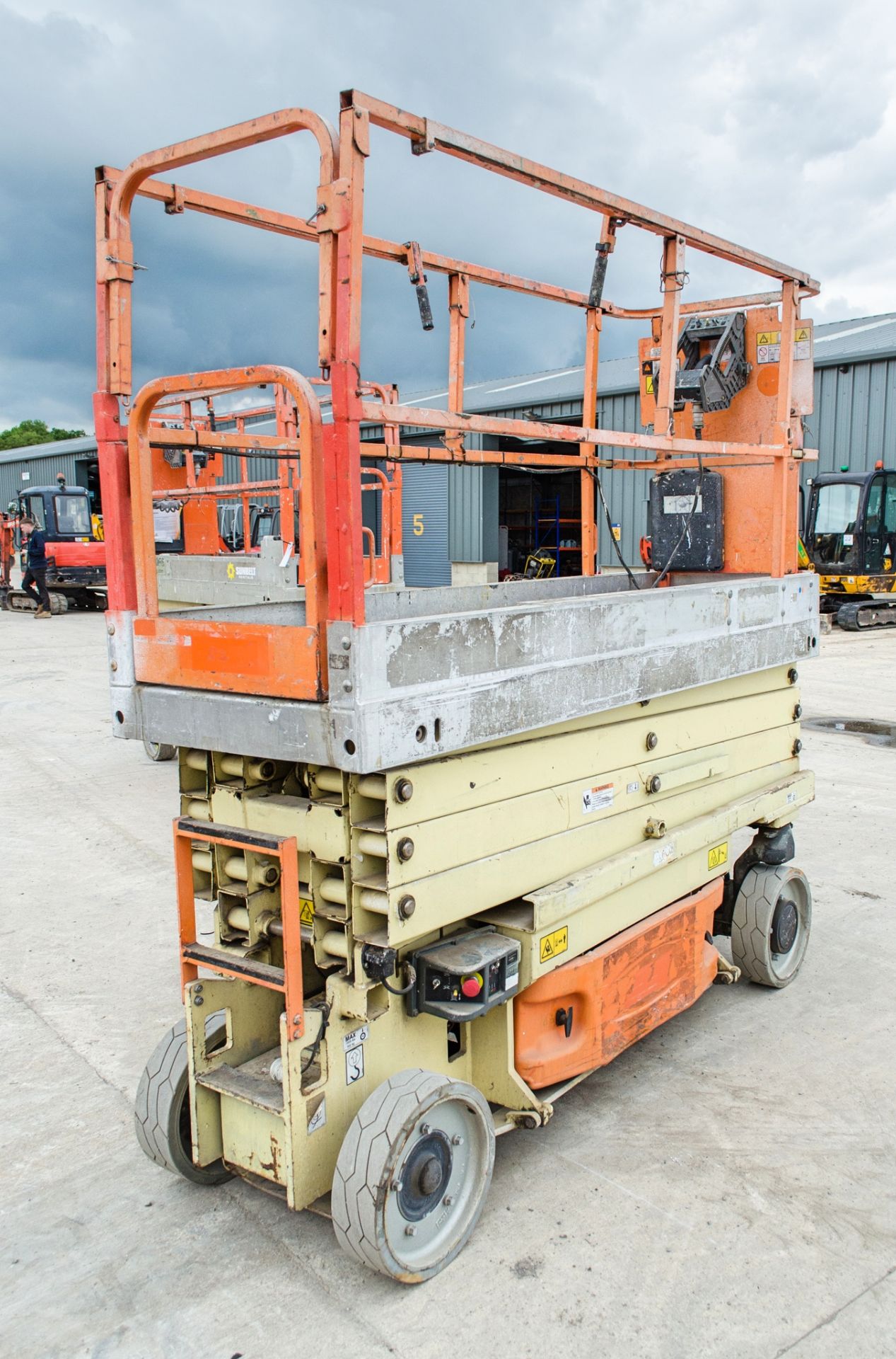 JLG 2630 ES battery electric scissor lift Year: 2006 S/N: 10681 Recorded Hours: 456 HYP066