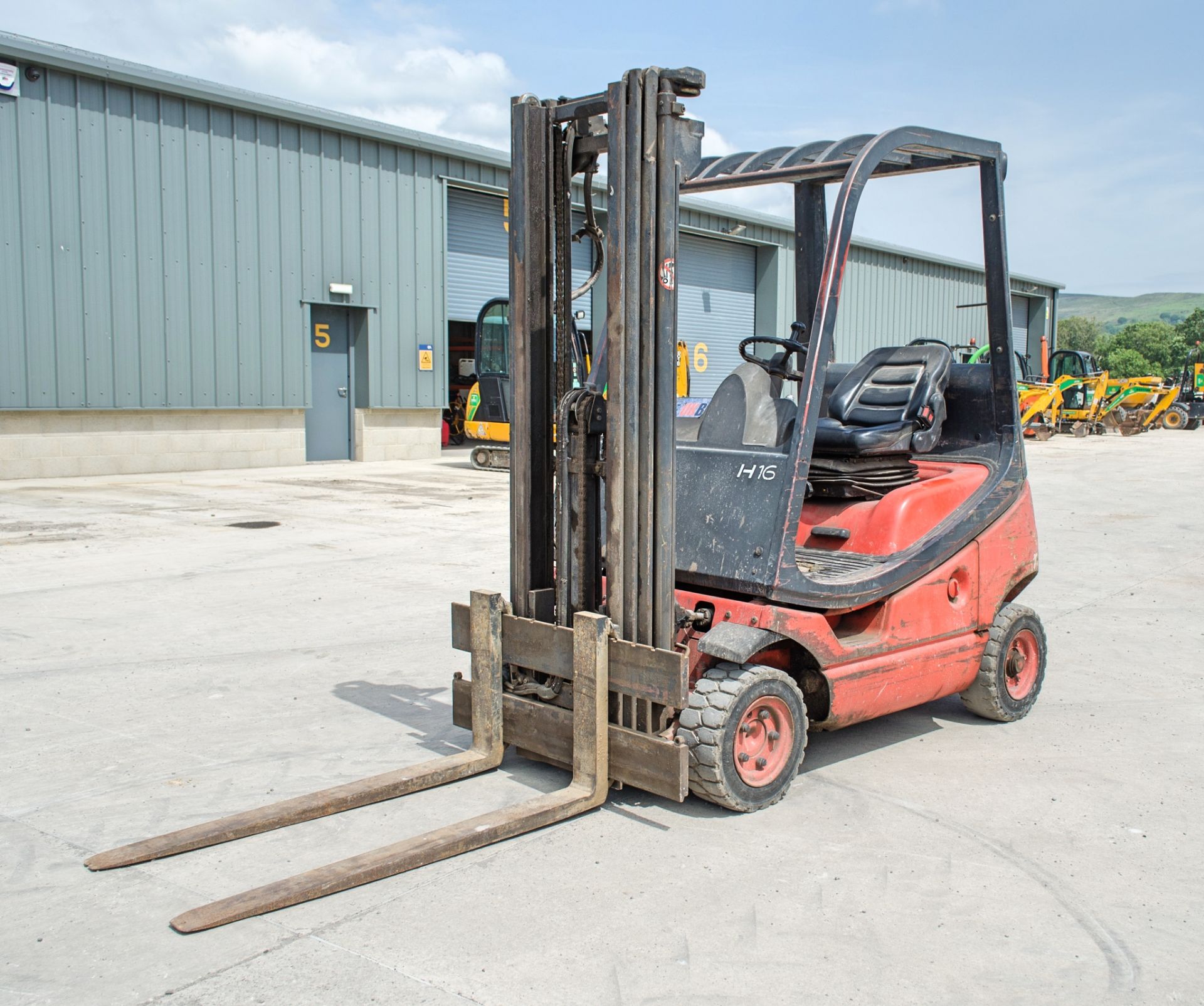 Linde H16 1.6 tonne diesel driven fork lift truck Year: 1992 S/N: 6012116 Recorded Hours: 0677