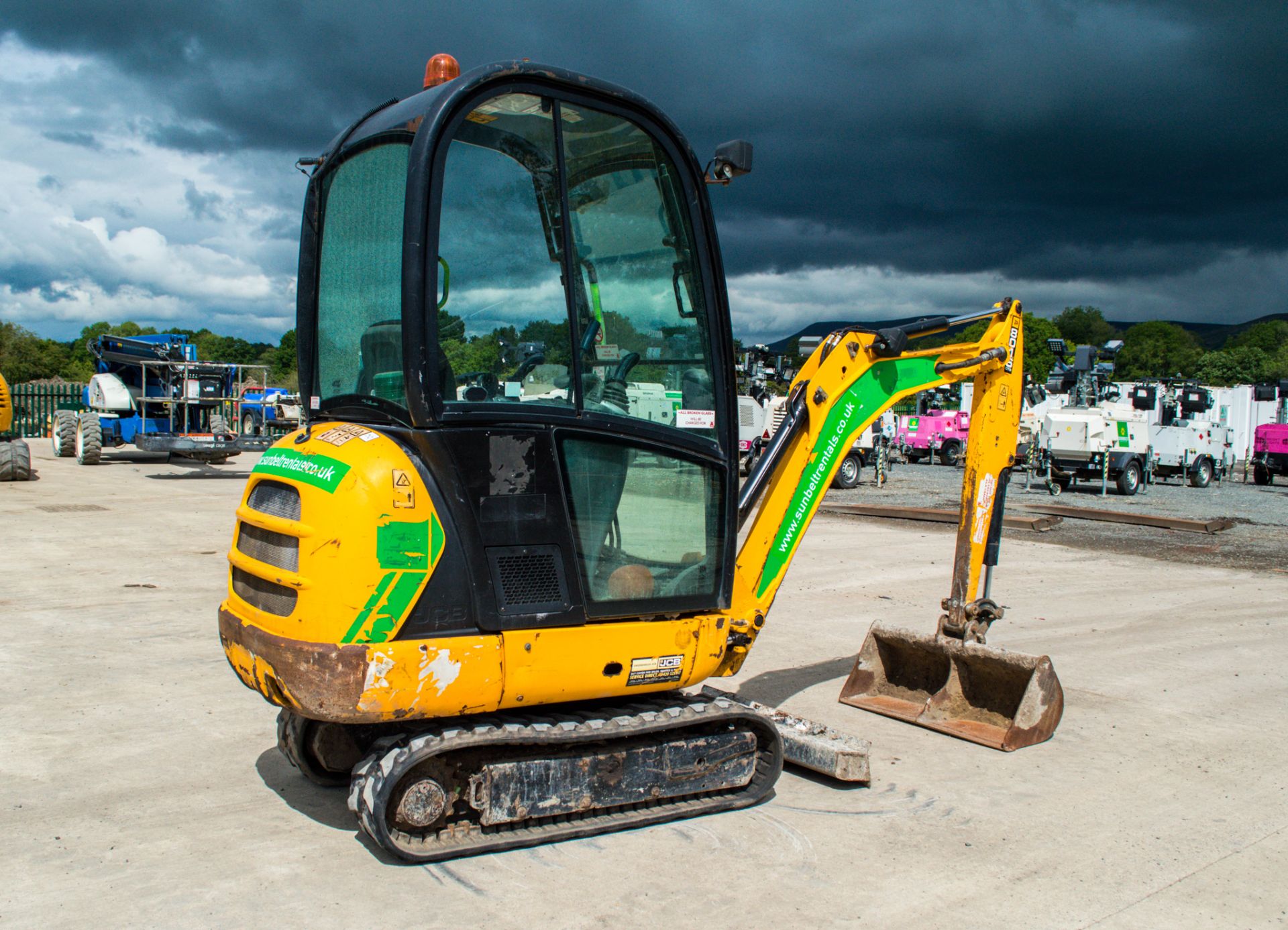 JCB 8016 CTS 1.6 tonne rubber tracked mini excavator Year: 2015 S/N: 2071811 Recorded Hours: 2361 - Image 3 of 22