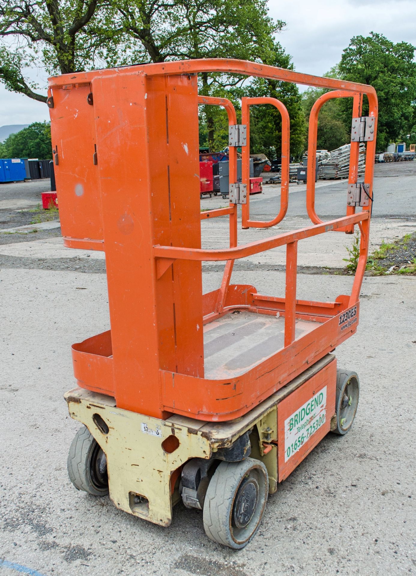 JLG 1230 ES battery electric vertical mast access platform Year: 2014 S/N: 22467 Recorded Hours: 395 - Image 3 of 10