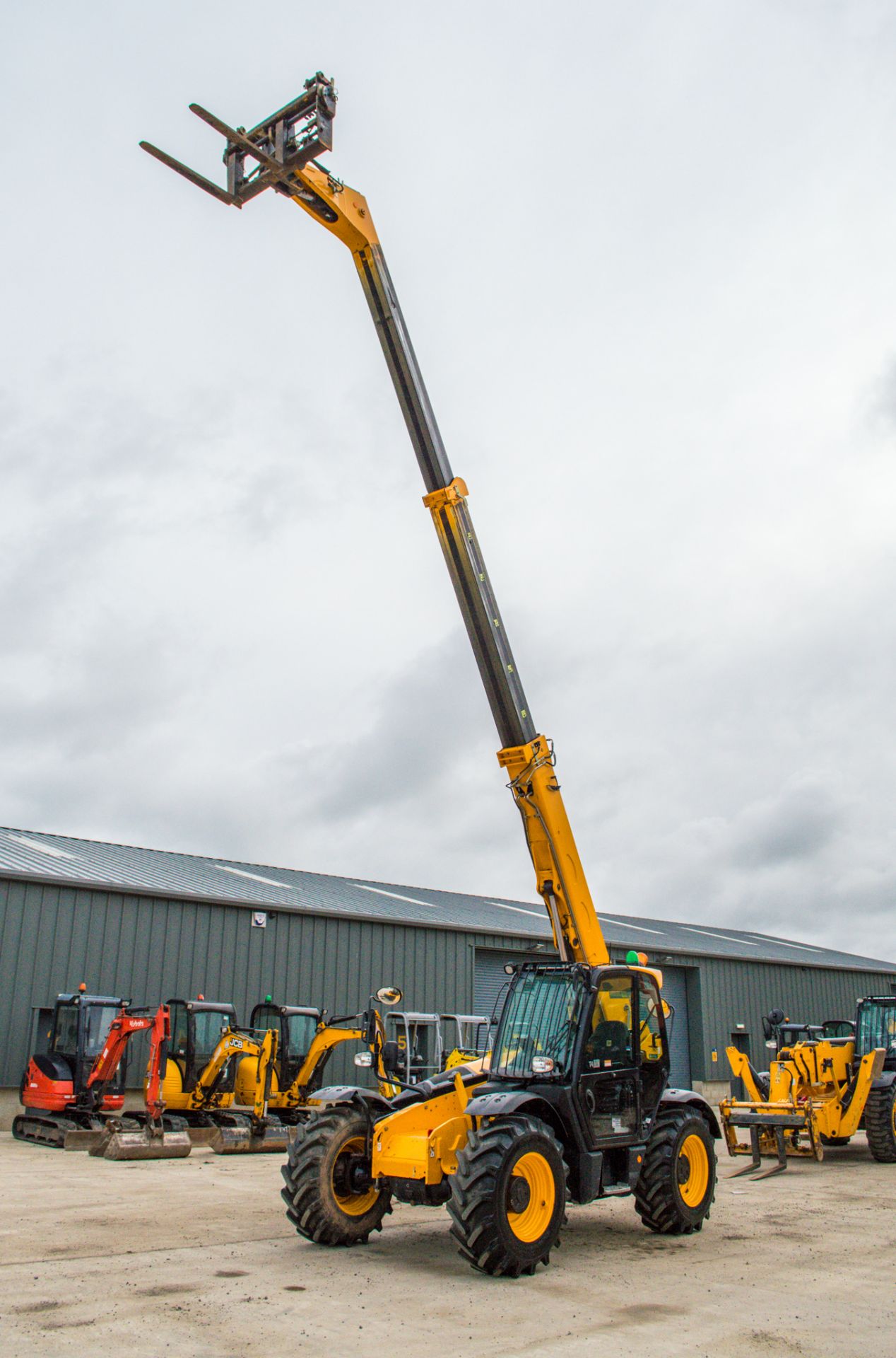 JCB 535-95 9.5 metre telescopic handler Year: 2018 S/N: 2568587 Recorded Hours: 2886 c/w air - Image 16 of 27