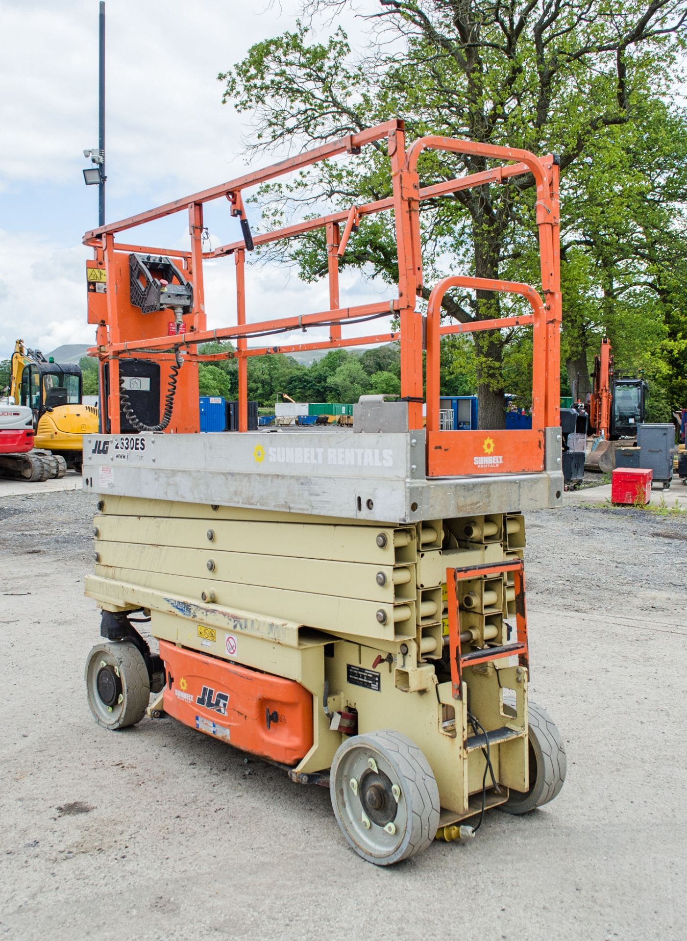 JLG 2630 ES battery electric scissor lift Year: 2014 S/N: 237301 Recorded Hours: 251 A636977 - Image 2 of 10