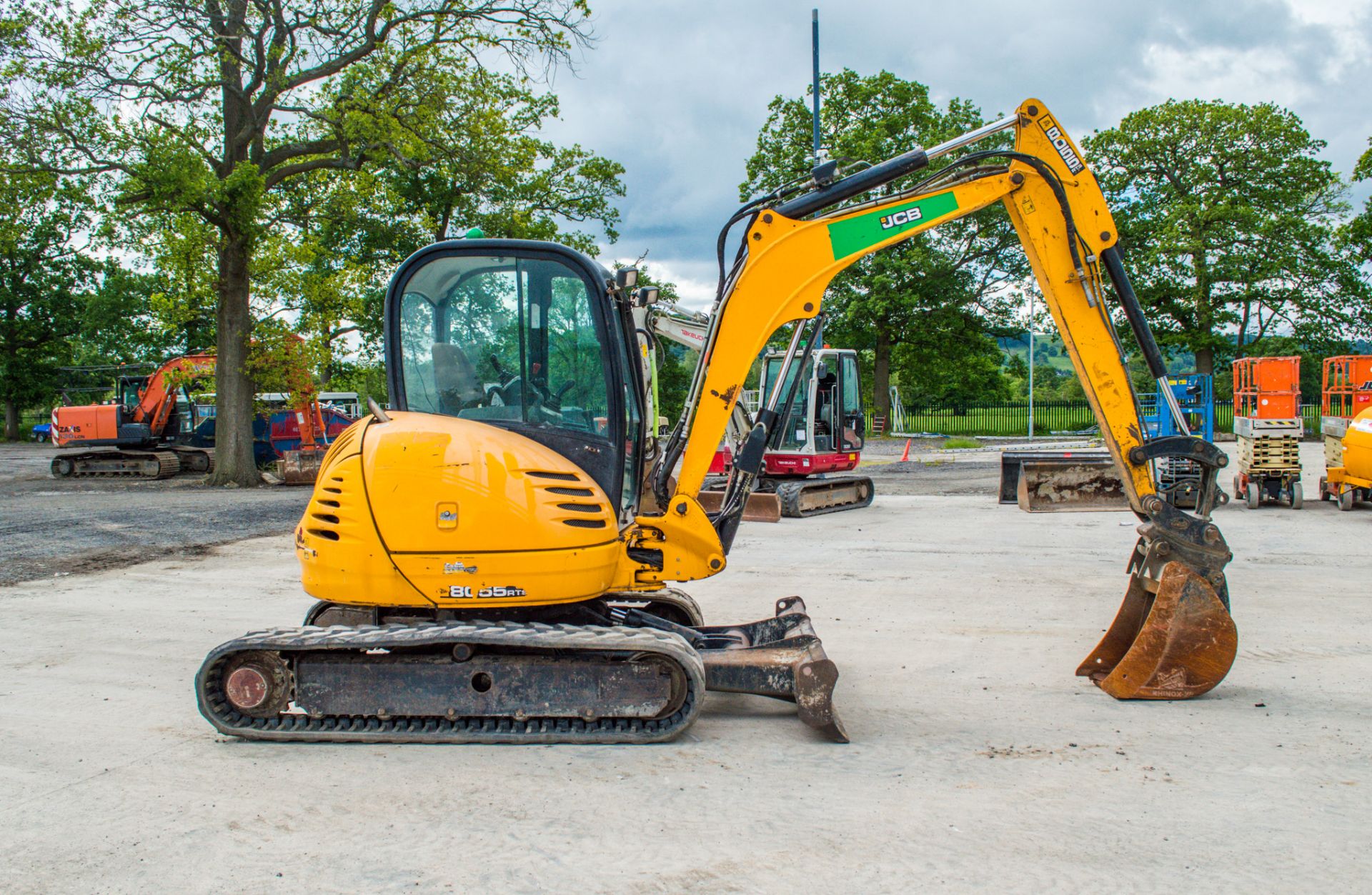 JCB 8055 RTS 5.5 tonne rubber tracked midi excavator Year: 2013 S/N: 2060573 Recorded Hours: 3857 - Image 7 of 25