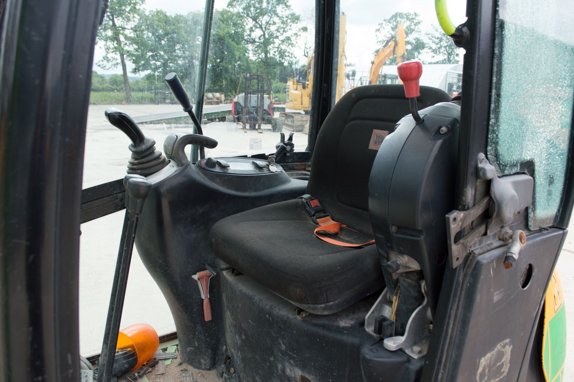 JCB 8016 CTS 1.6 tonne rubber tracked mini excavator Year: 2015 S/N: 2071811 Recorded Hours: 2361 - Image 17 of 22