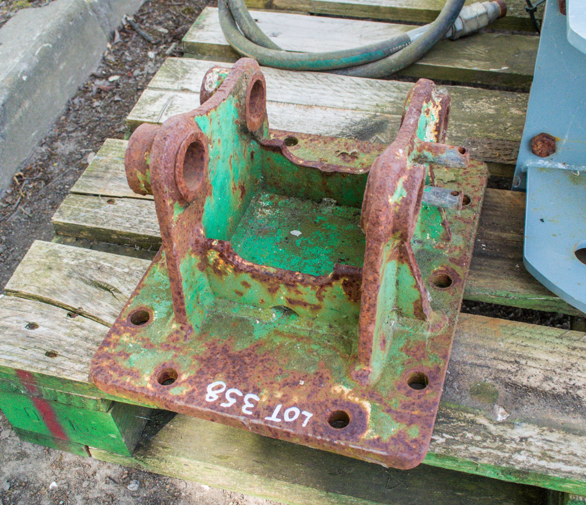 Hydraulic breaker to suit 3 tonne excavator c/w Homemade adapter plate & the original plate - Image 4 of 4