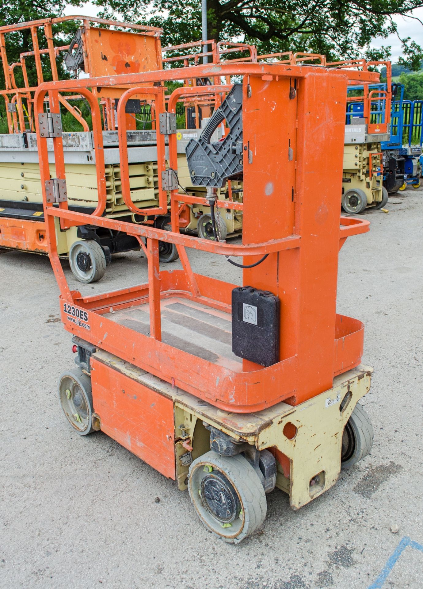 JLG 1230 ES battery electric vertical mast access platform Year: 2014 S/N: 22467 Recorded Hours: 395 - Image 4 of 10